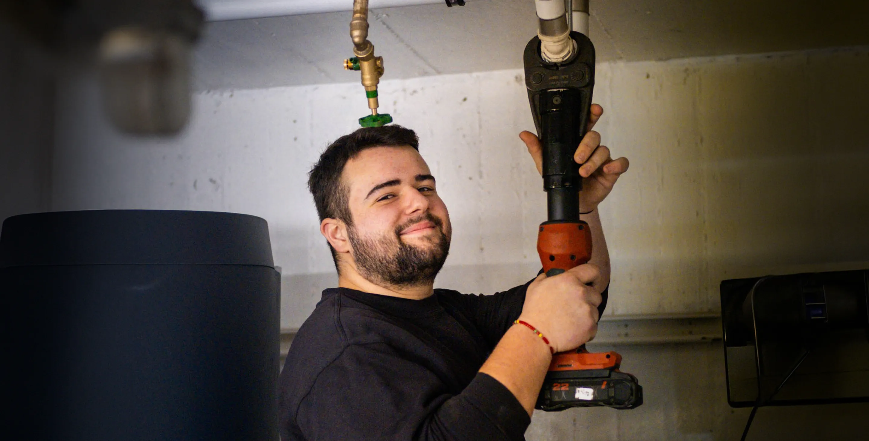 Zwei Auszubildende schauen gemeinsam auf einen Plan