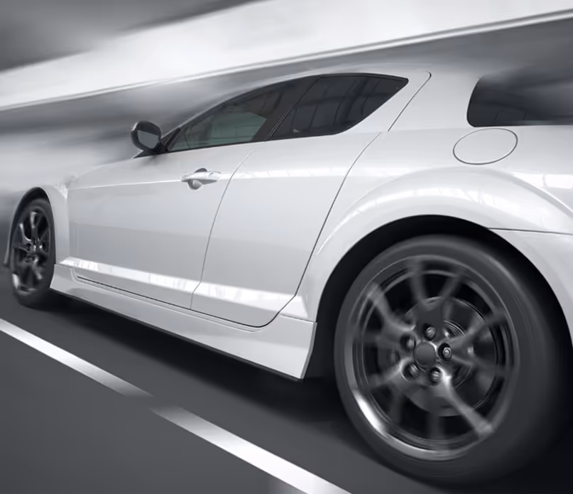 Weißer Sportwagen fährt schnell auf einer mehrspurigen Straße.