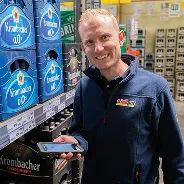 Trinkgut Mann am arbeiten