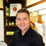 Mitarbeiter lacht in Kamera