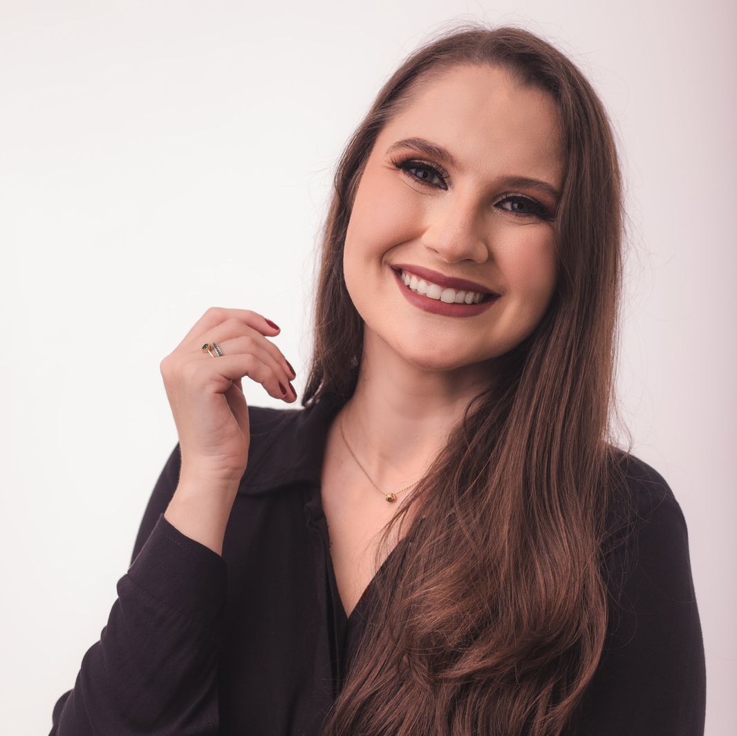 Imagem de bio da Dra. Monica usada em depoimento.