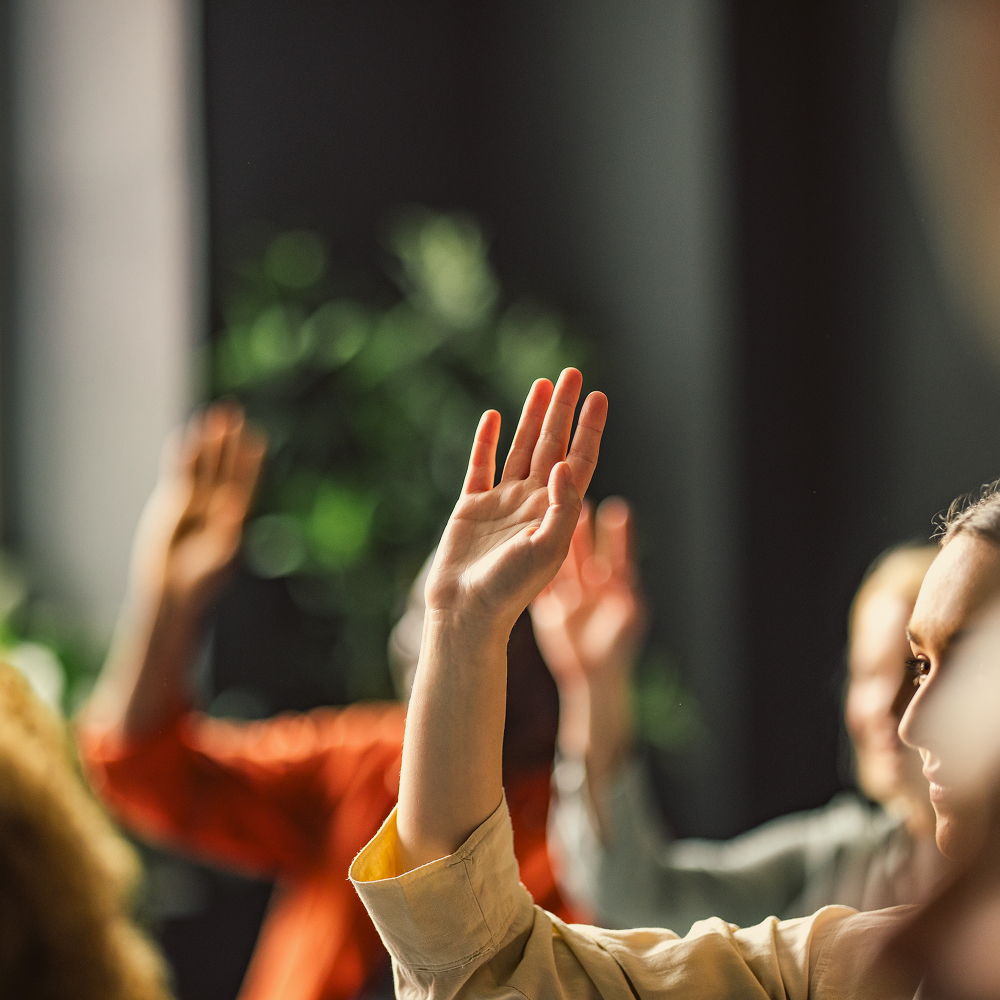 étudiante en classe avec la main levée