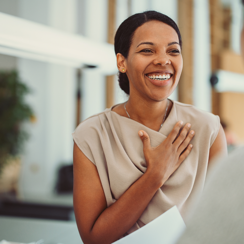employée avec la main sur le coeur