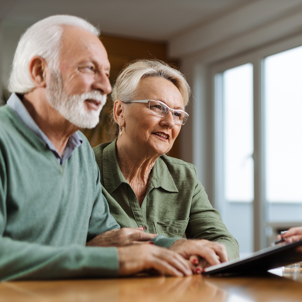 couple assistant à une présentation