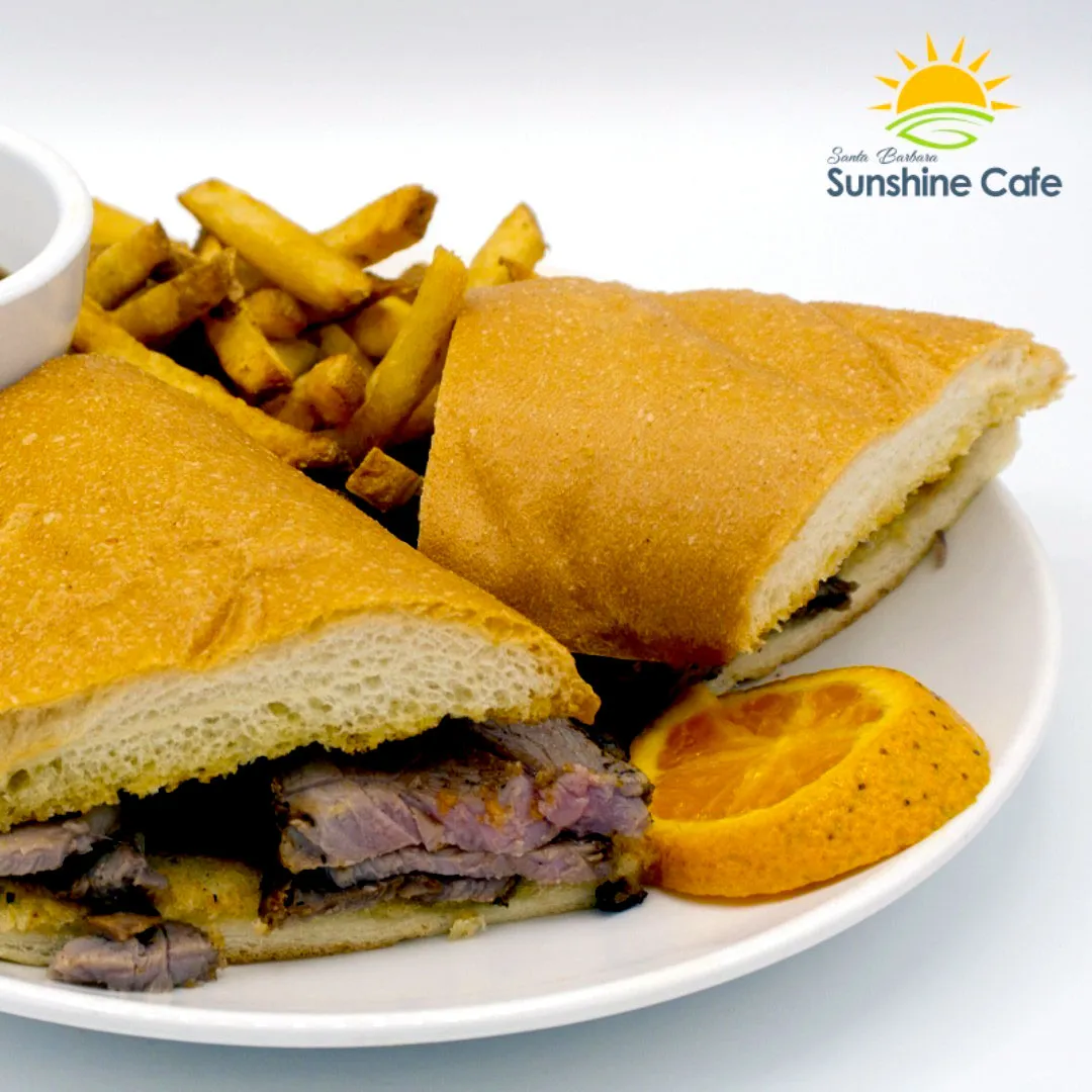 Beef sandwich to dip with french fries