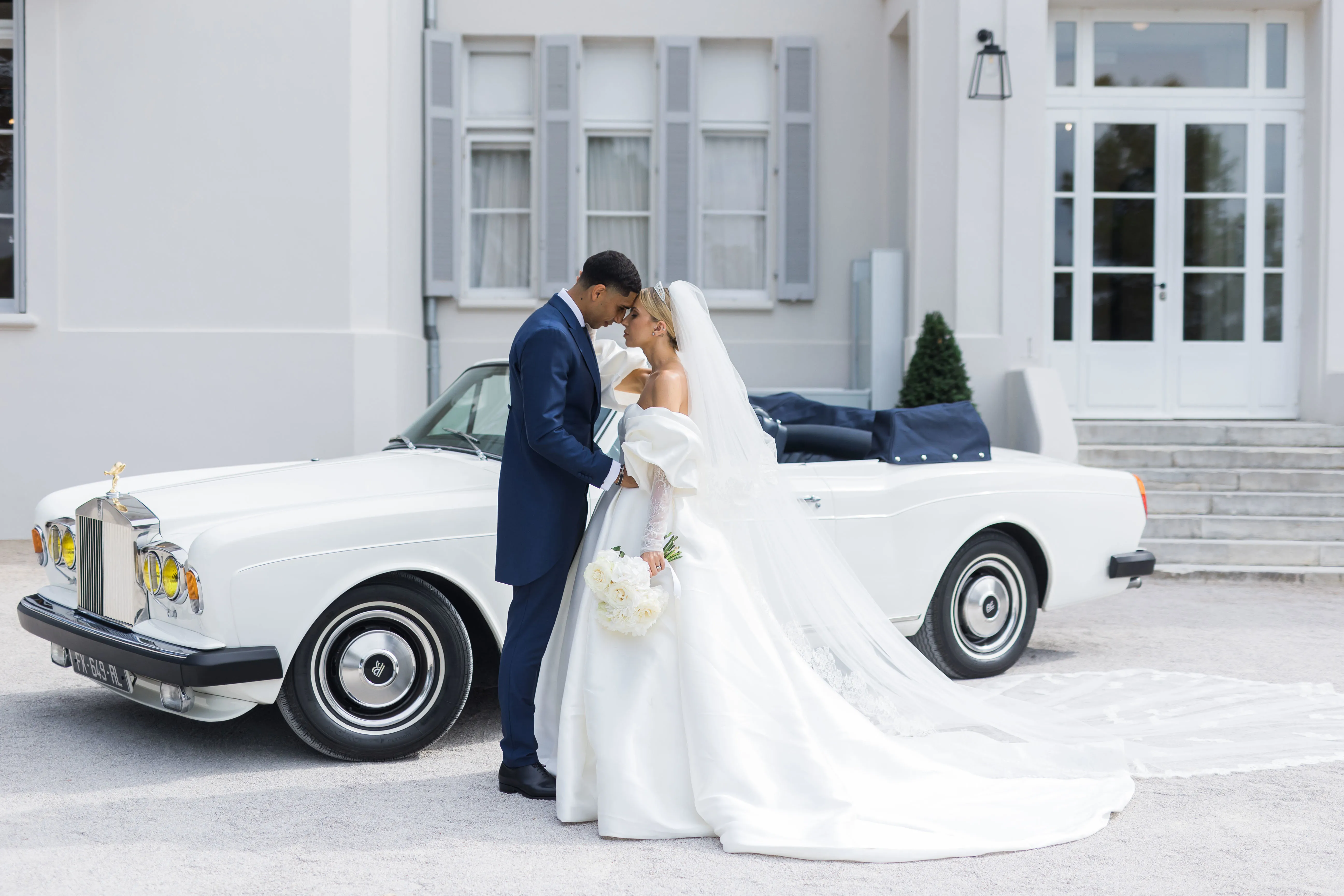 Rolls Royce Corniche 1980 – voiture de collection avec chauffeur à Marseille, proposée par Du Rêve à la Réalité pour mariage, anniversaire, clip, shooting et autres événements.