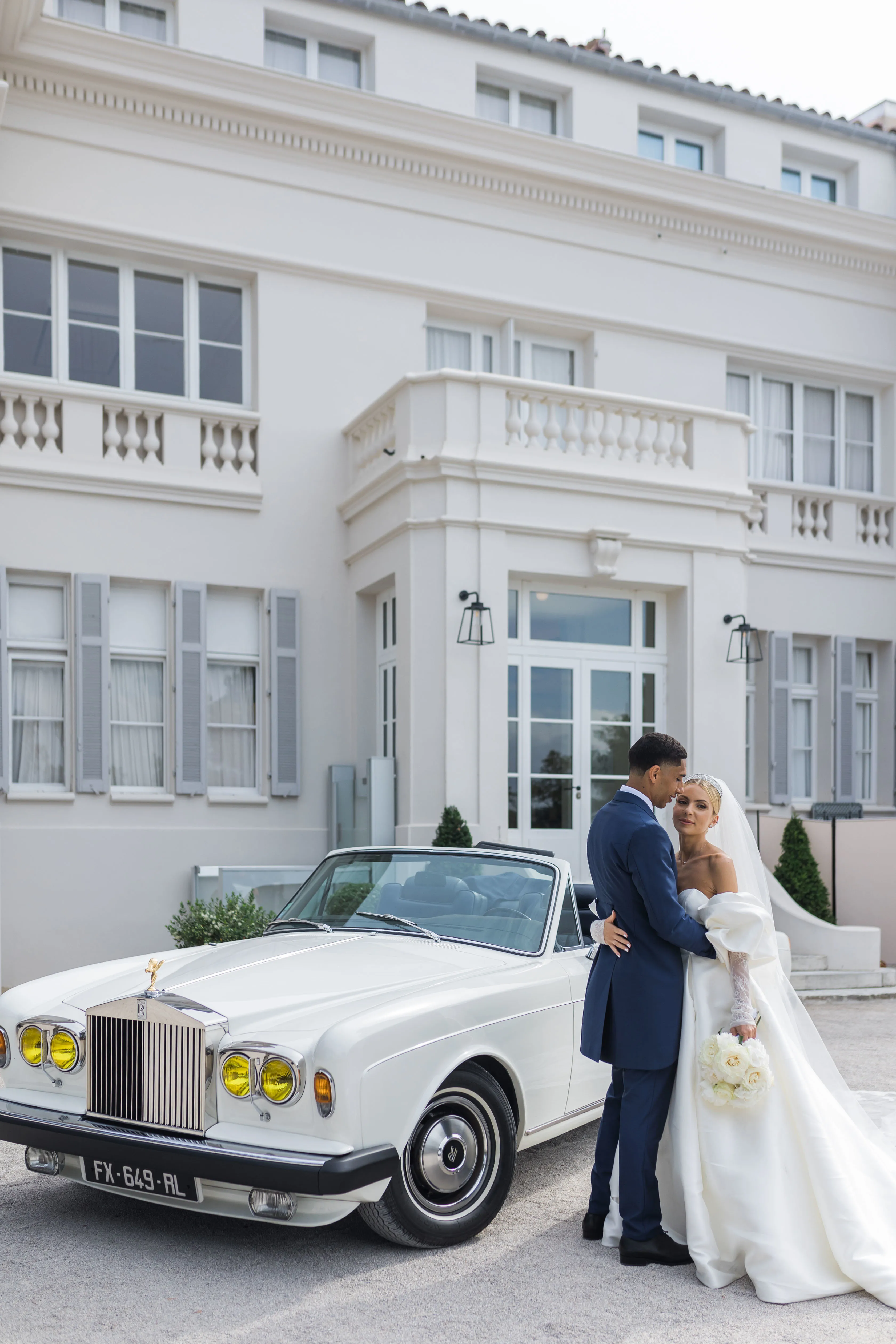 Rolls Royce Corniche 1980 – voiture de collection avec chauffeur à Marseille, proposée par Du Rêve à la Réalité pour mariage, anniversaire, clip, shooting et autres événements.