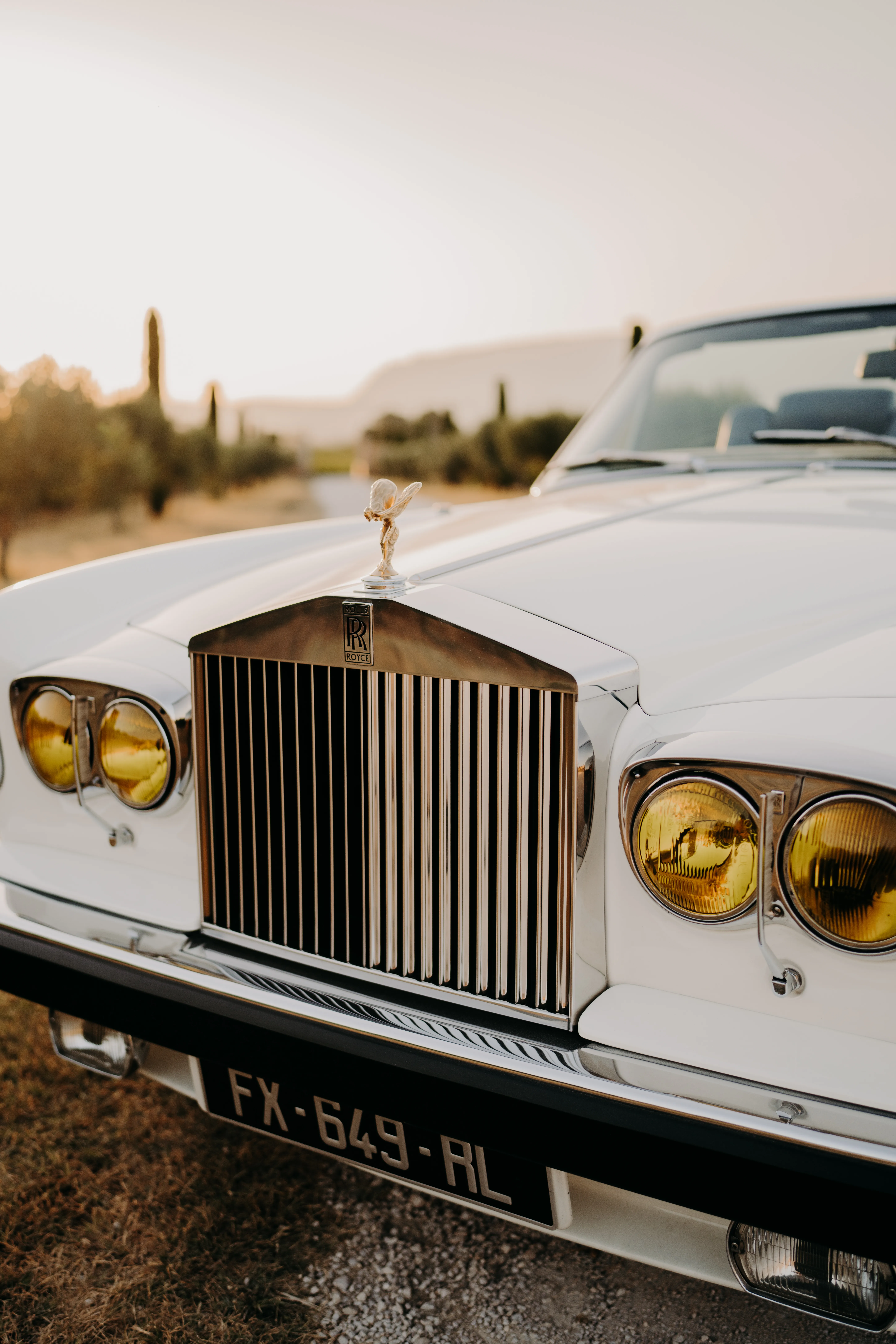 Rolls Royce Corniche 1980 – voiture de collection avec chauffeur à Marseille, proposée par Du Rêve à la Réalité pour mariage, anniversaire, clip, shooting et autres événements.