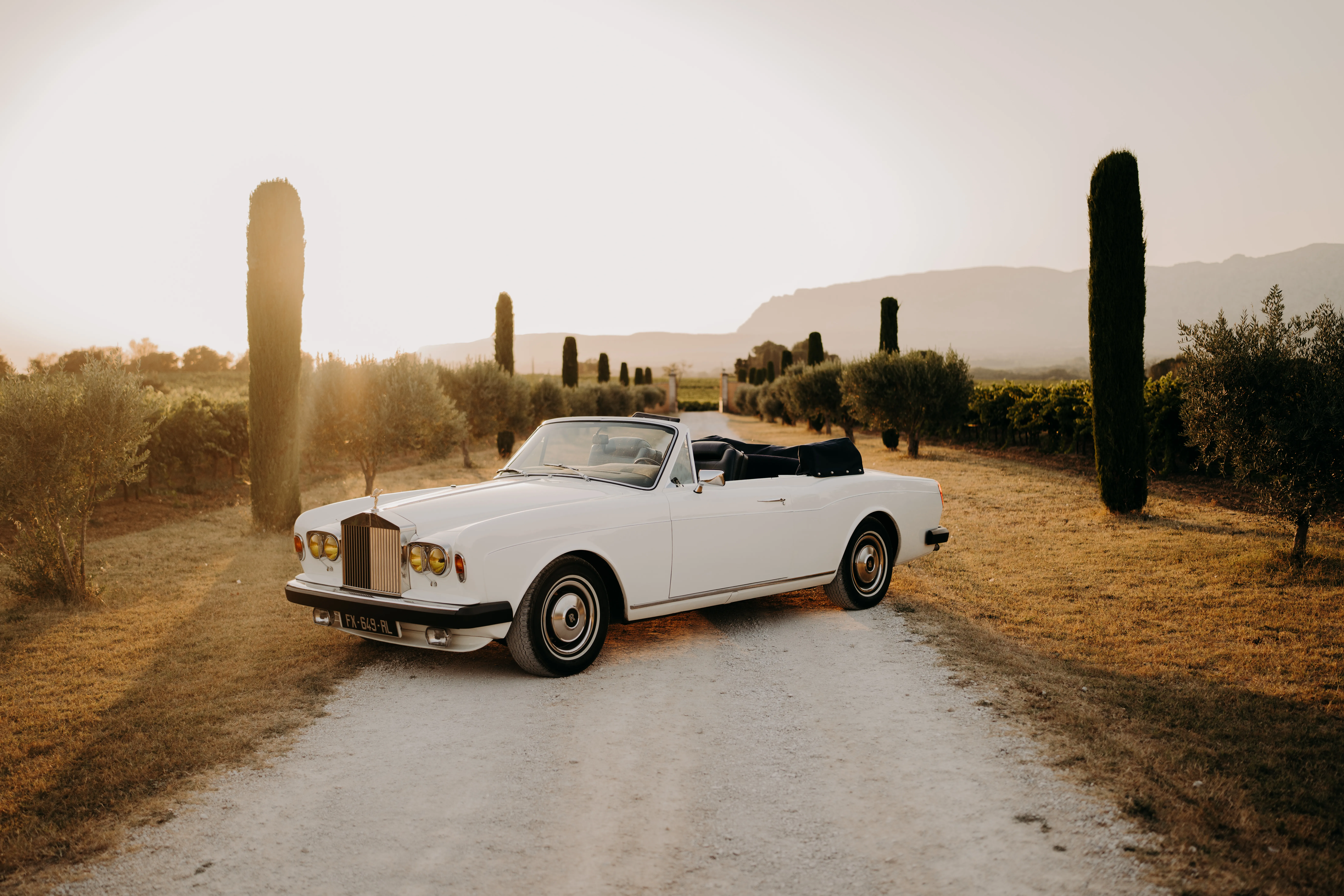 Rolls Royce Corniche 1980 – voiture de collection avec chauffeur à Marseille, proposée par Du Rêve à la Réalité pour mariage, anniversaire, clip, shooting et autres événements.