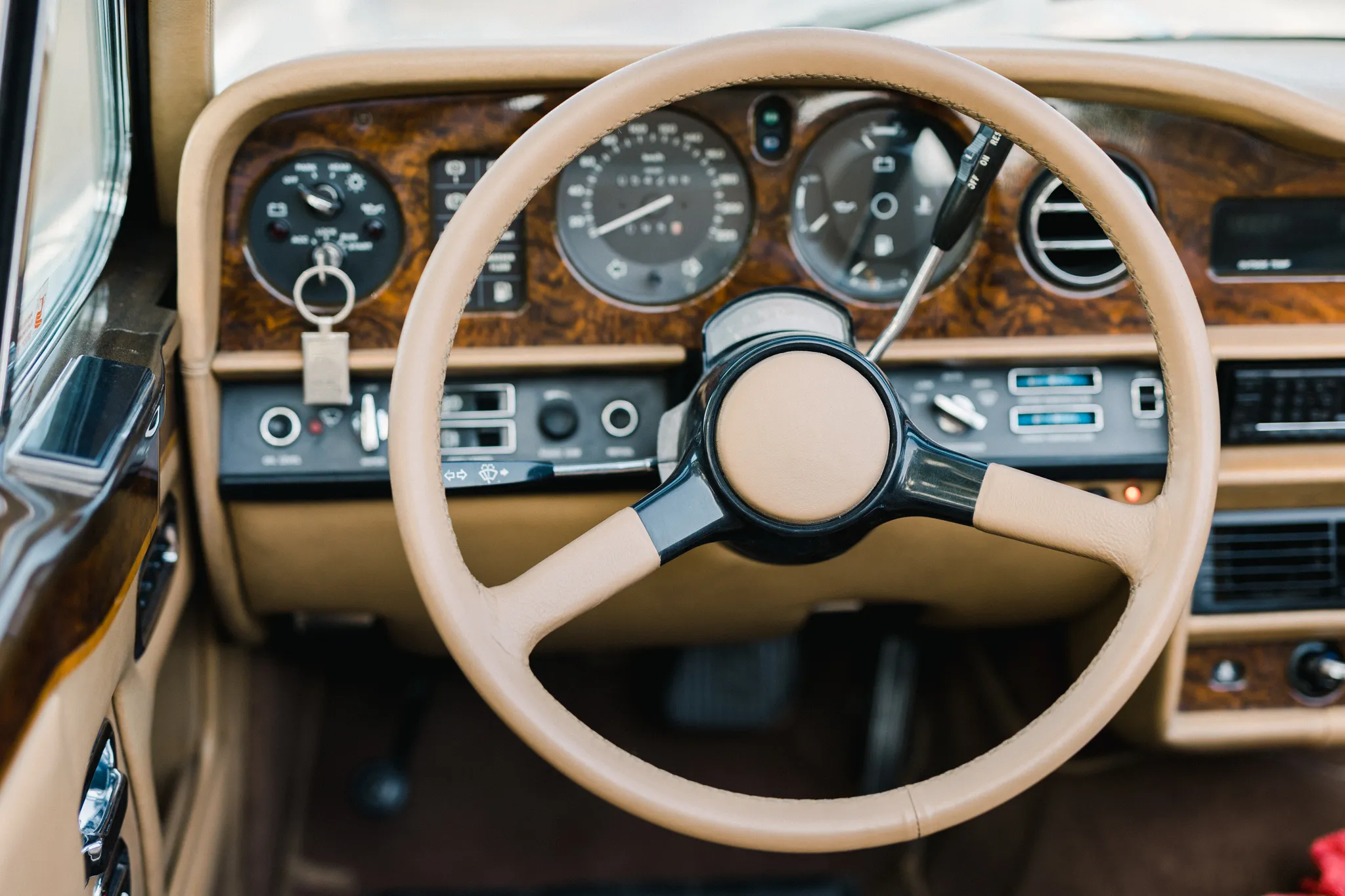 Rolls Royce Corniche 1980 – voiture de collection avec chauffeur à Marseille, proposée par Du Rêve à la Réalité pour mariage, anniversaire, clip, shooting et autres événements.