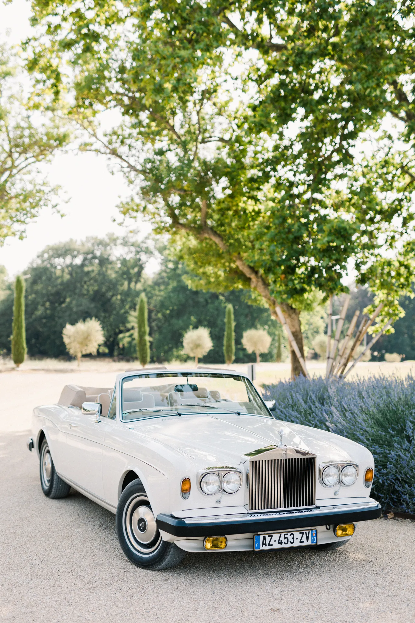 Rolls Royce Corniche 1980 – voiture de collection avec chauffeur à Marseille, proposée par Du Rêve à la Réalité pour mariage, anniversaire, clip, shooting et autres événements.