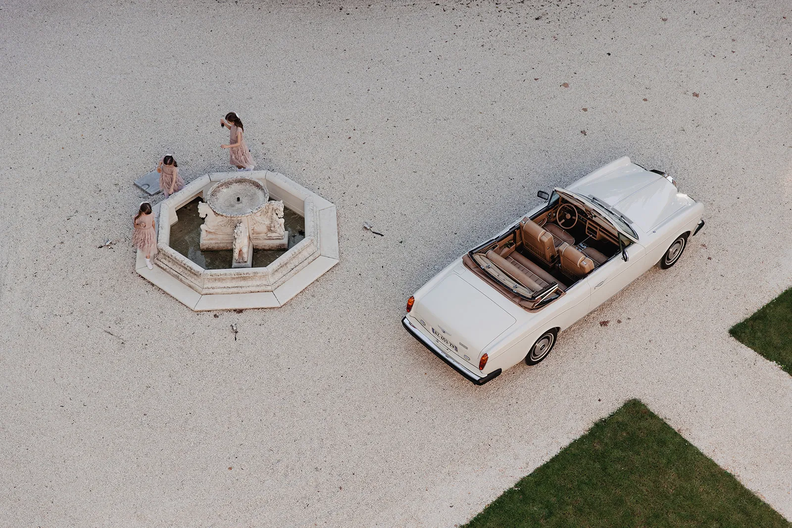 Rolls Royce Corniche 1980 – voiture de collection avec chauffeur à Marseille, proposée par Du Rêve à la Réalité pour mariage, anniversaire, clip, shooting et autres événements.