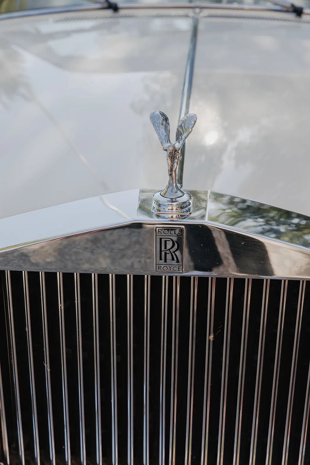 Rolls Royce Corniche 1980 – voiture de collection avec chauffeur à Marseille, proposée par Du Rêve à la Réalité pour mariage, anniversaire, clip, shooting et autres événements.
