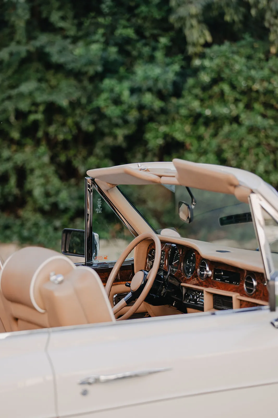 Rolls Royce Corniche 1980 – voiture de collection avec chauffeur à Marseille, proposée par Du Rêve à la Réalité pour mariage, anniversaire, clip, shooting et autres événements.
