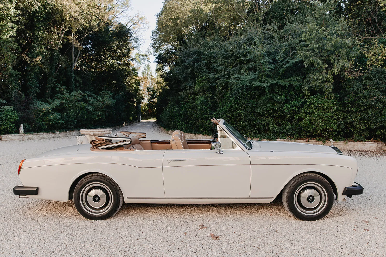 Rolls Royce Corniche 1980 – voiture de collection avec chauffeur à Marseille, proposée par Du Rêve à la Réalité pour mariage, anniversaire, clip, shooting et autres événements.