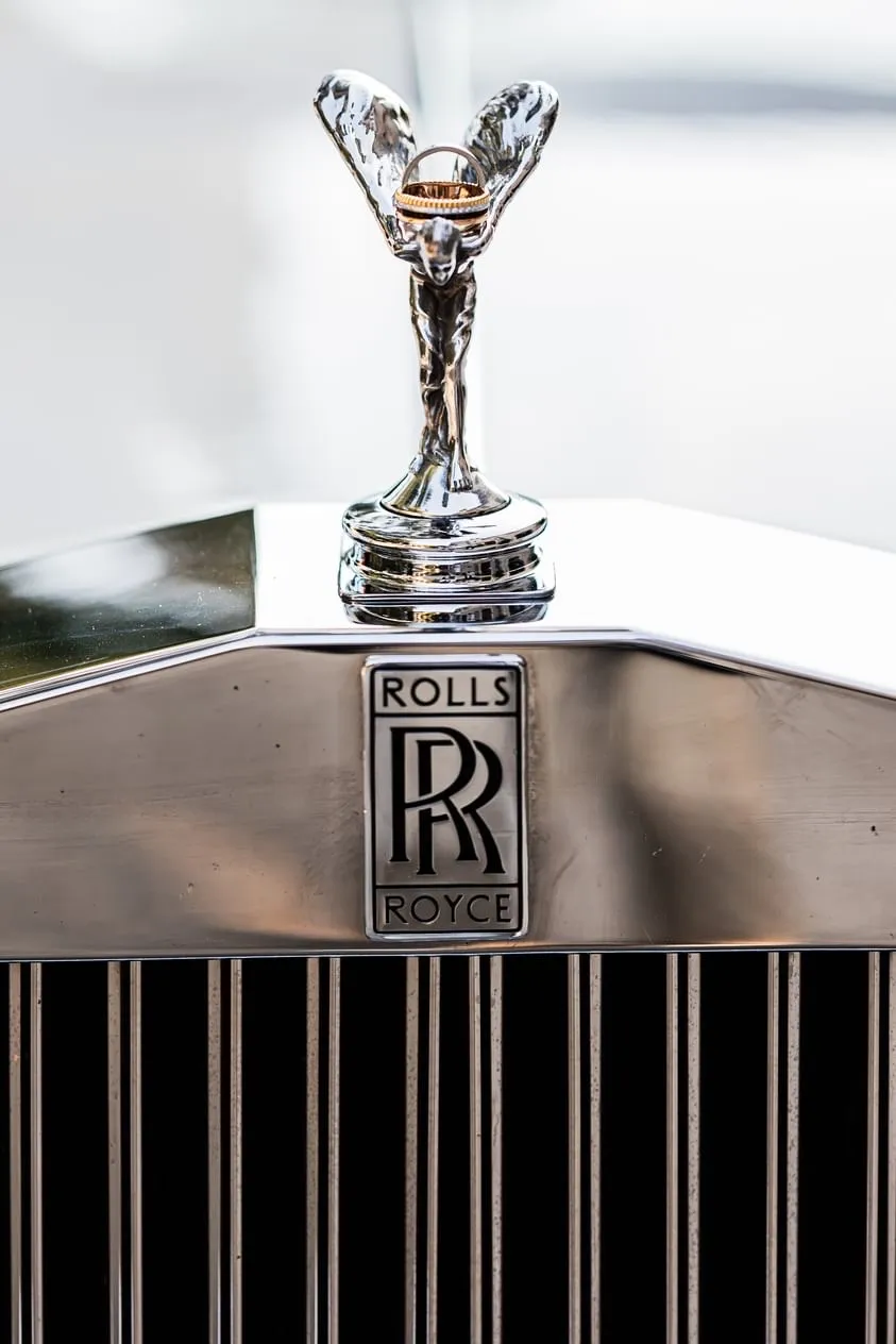 Rolls Royce Corniche 1980 – voiture de collection avec chauffeur à Marseille, proposée par Du Rêve à la Réalité pour mariage, anniversaire, clip, shooting et autres événements.