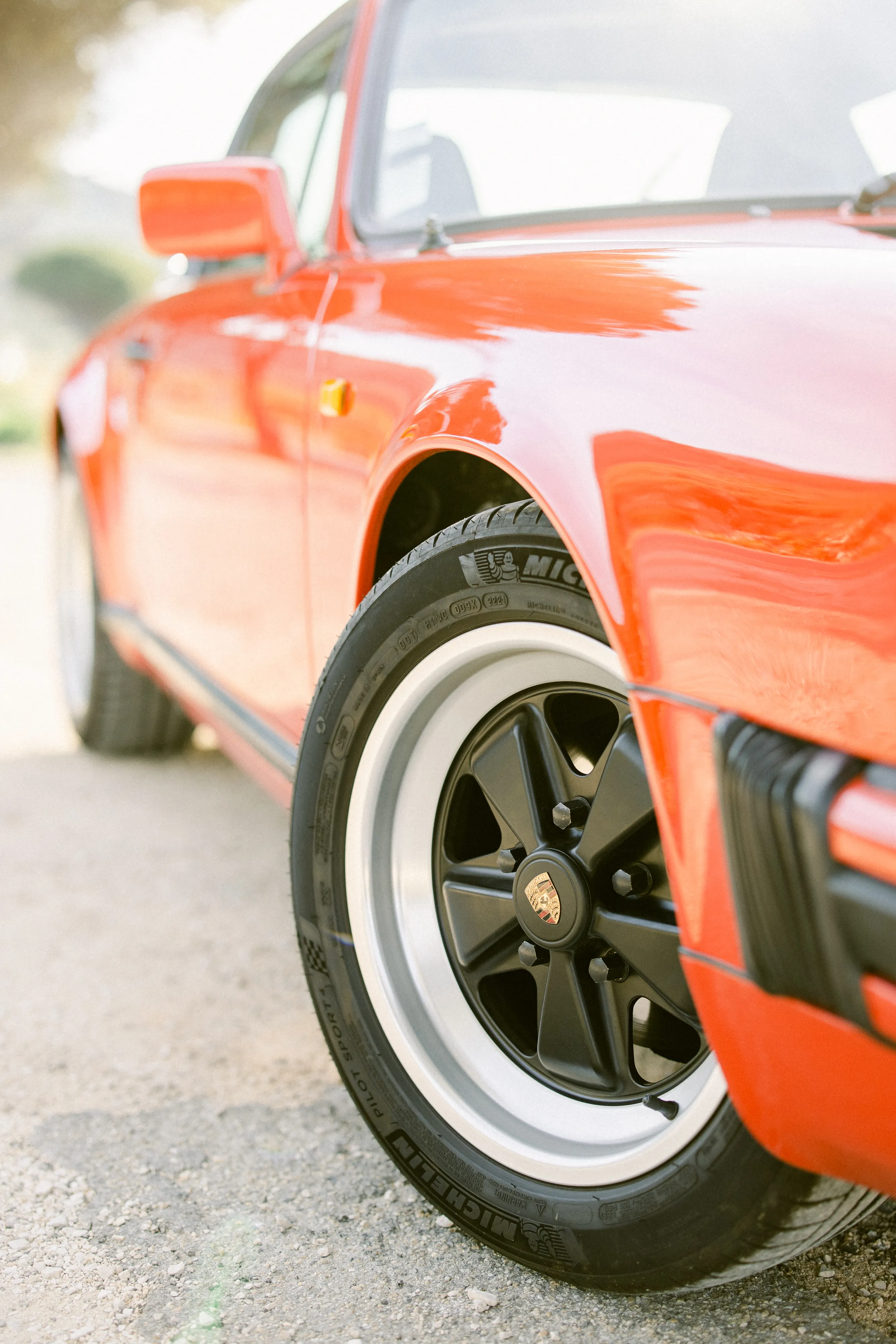 Porsche Targa 1987 – sportive élégante disponible à la location avec chauffeur à Marseille.  proposée par Du Rêve à la Réalité pour mariage, anniversaire, clip, shooting et autres événements.