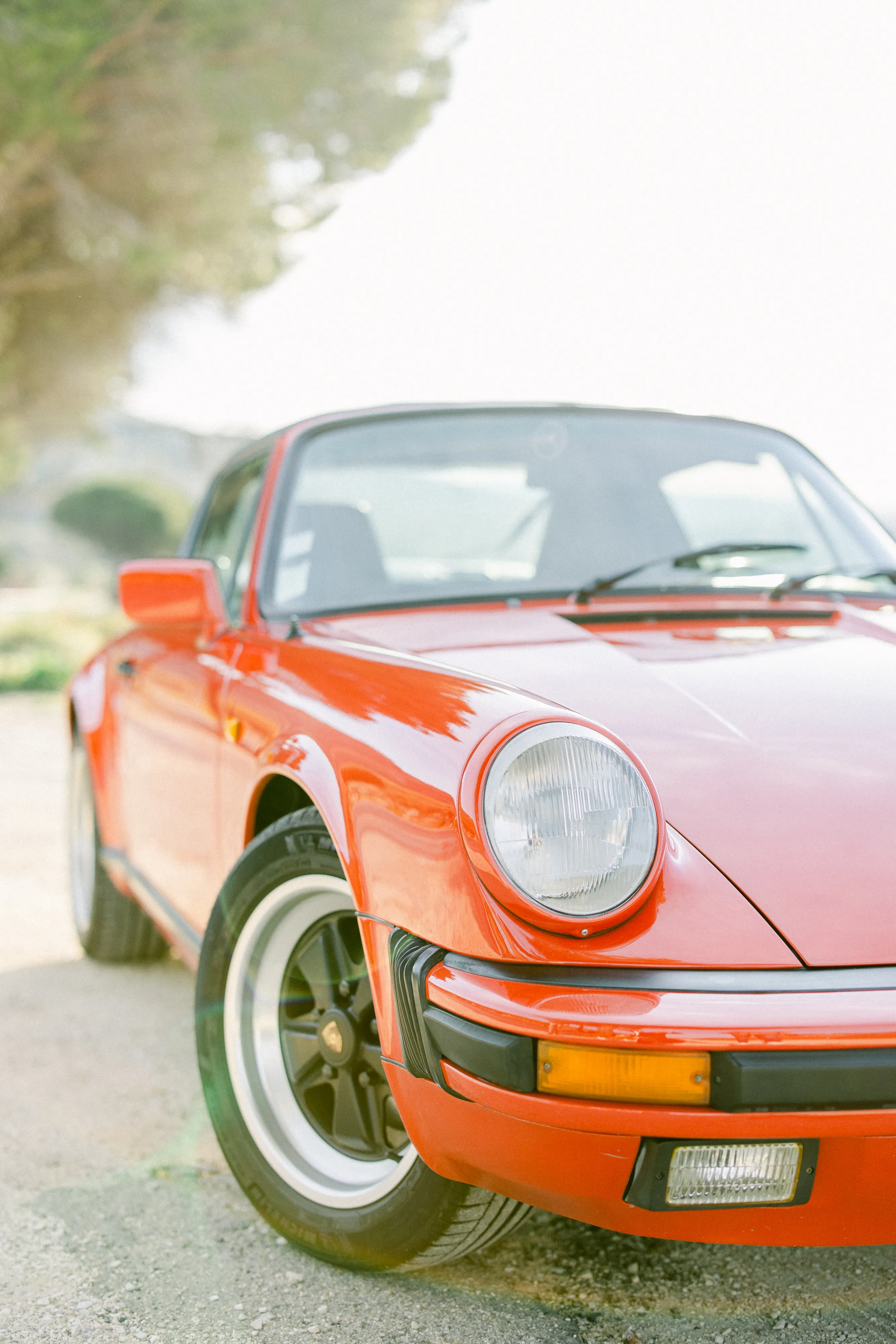 Porsche Targa 1987 – sportive élégante disponible à la location avec chauffeur à Marseille.  proposée par Du Rêve à la Réalité pour mariage, anniversaire, clip, shooting et autres événements.