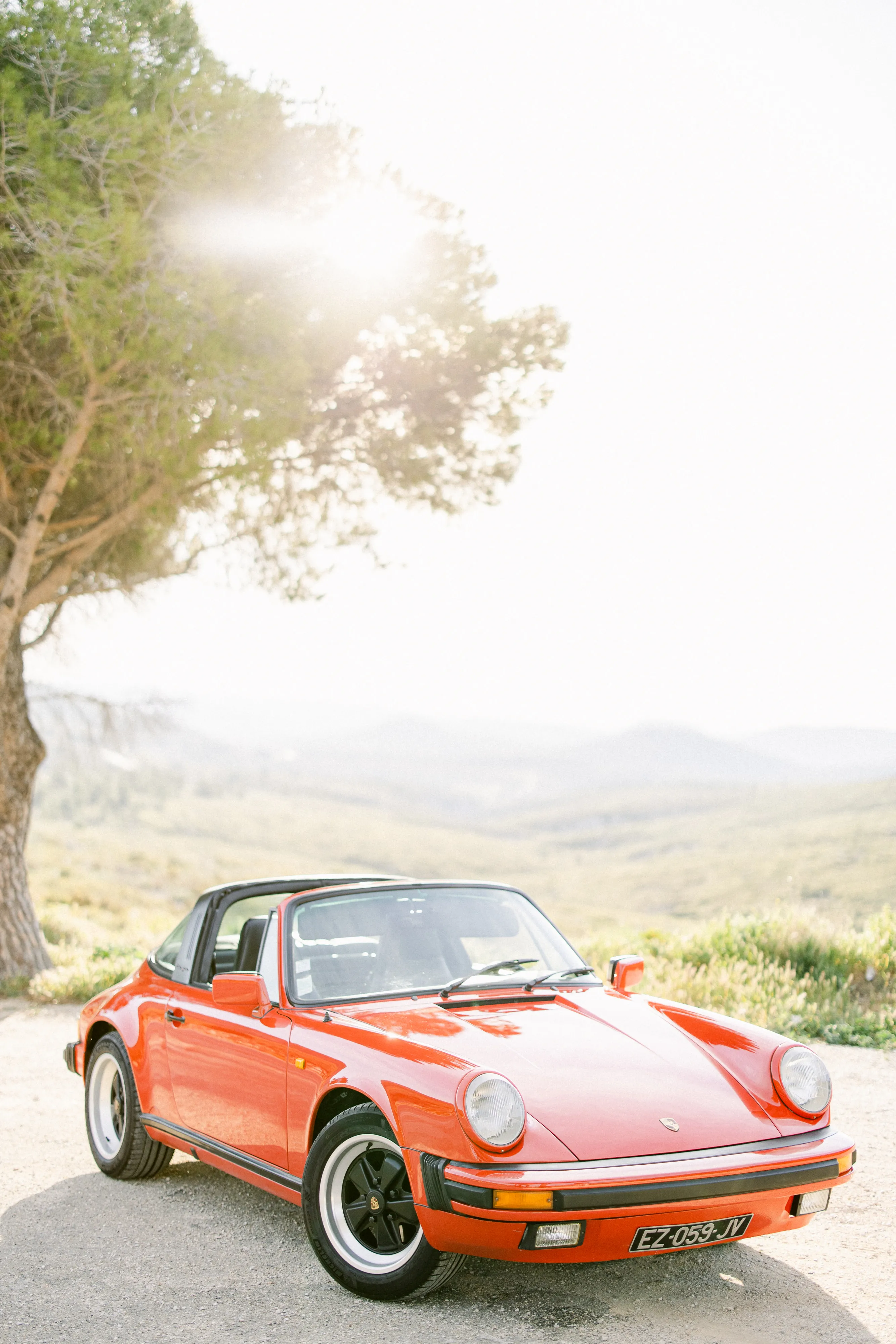 Porsche Targa 1987 – sportive élégante disponible à la location avec chauffeur à Marseille.  proposée par Du Rêve à la Réalité pour mariage, anniversaire, clip, shooting et autres événements.