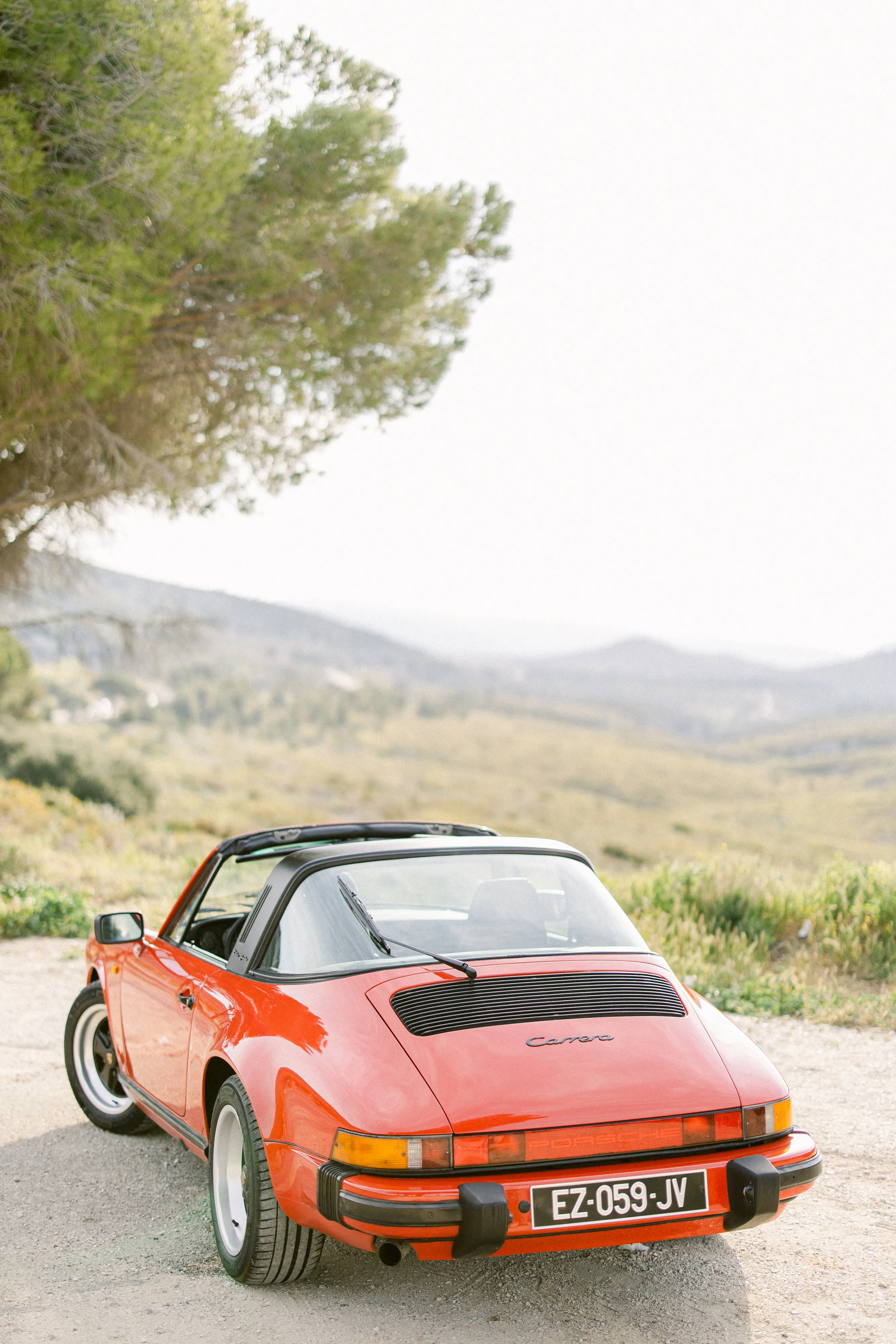 Porsche Targa 1987 – sportive élégante disponible à la location avec chauffeur à Marseille.  proposée par Du Rêve à la Réalité pour mariage, anniversaire, clip, shooting et autres événements.