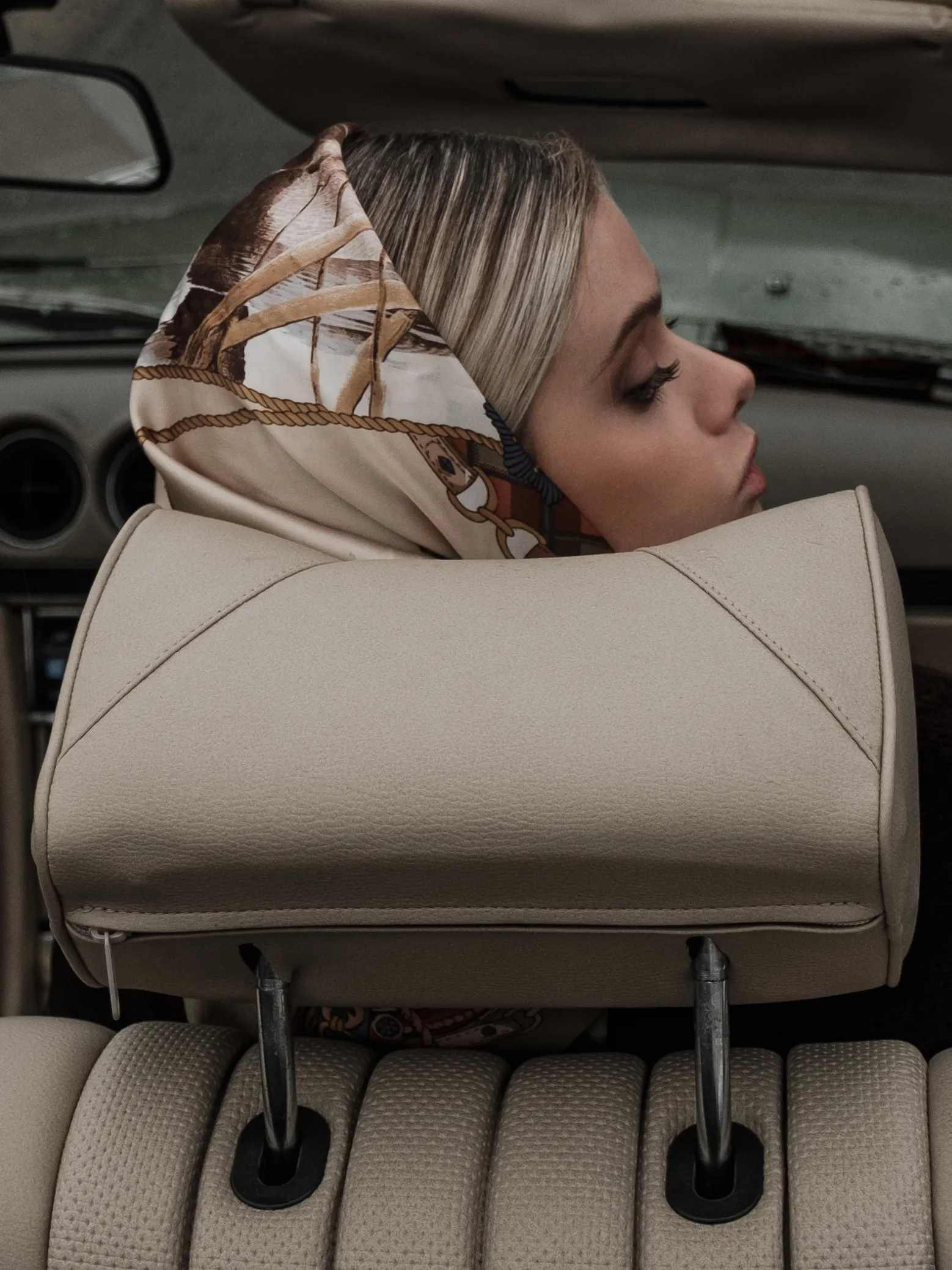 Mercedes SL 280 – cabriolet de luxe avec chauffeur, parfait pour mariage, shooting ou événement sur Marseille et sa région. Proposé par Du Rêve à la Réalité pour mariage, anniversaire, clip, shooting et autres événements.