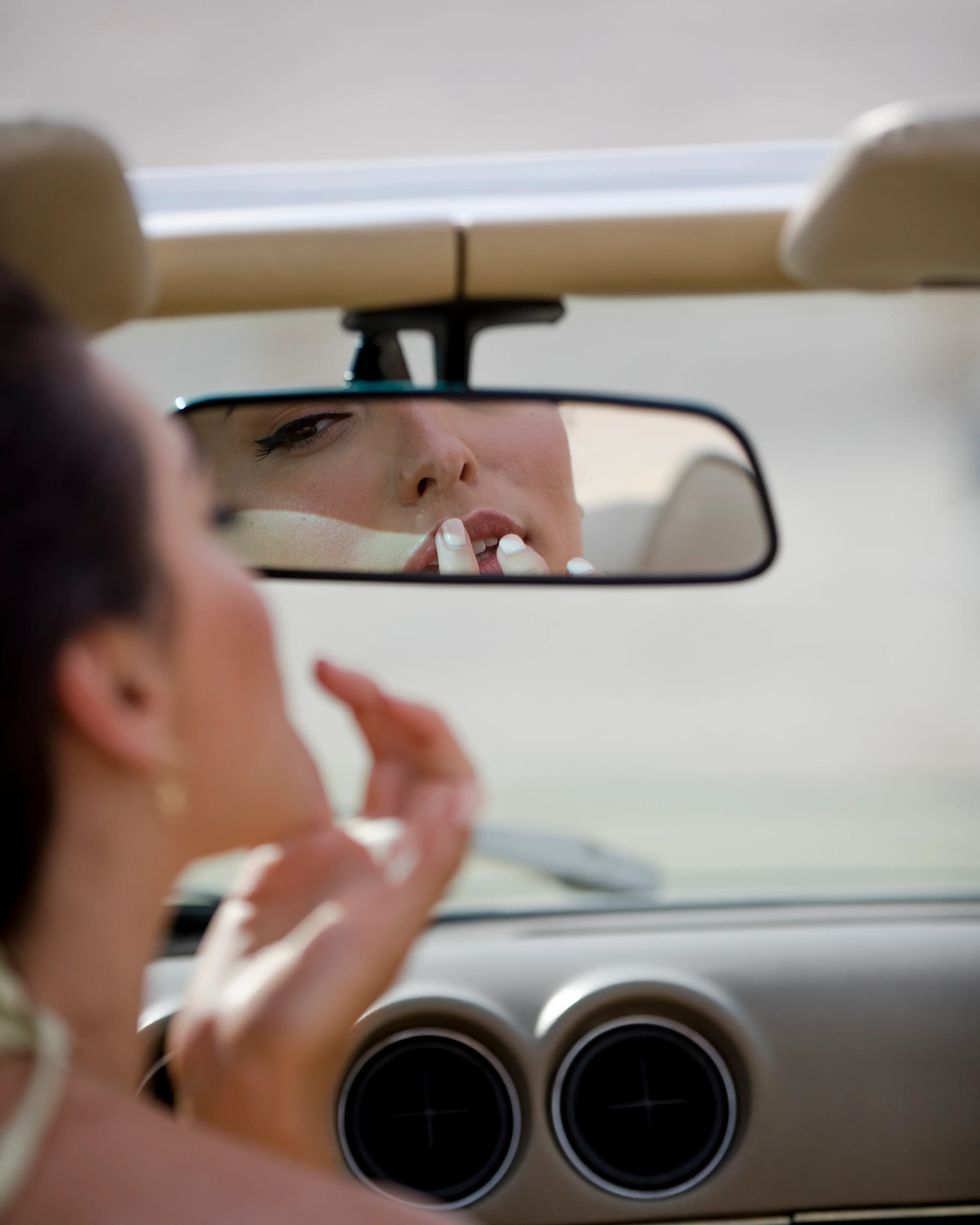 Mercedes SL 280 – cabriolet de luxe avec chauffeur, parfait pour mariage, shooting ou événement sur Marseille et sa région. Proposé par Du Rêve à la Réalité pour mariage, anniversaire, clip, shooting et autres événements.
