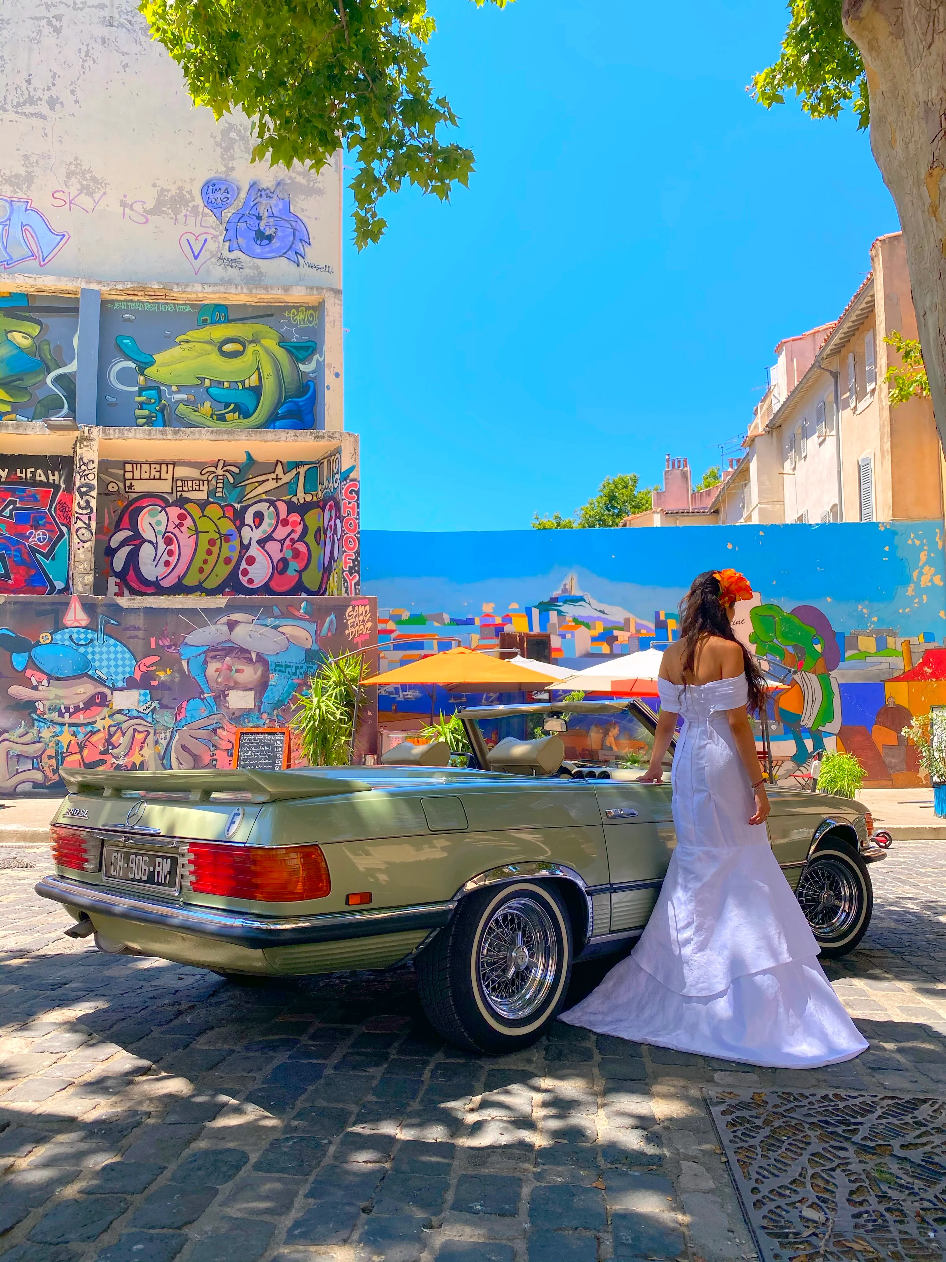 Mercedes SL 280 – cabriolet de luxe avec chauffeur, parfait pour mariage, shooting ou événement sur Marseille et sa région. Proposé par Du Rêve à la Réalité pour mariage, anniversaire, clip, shooting et autres événements.