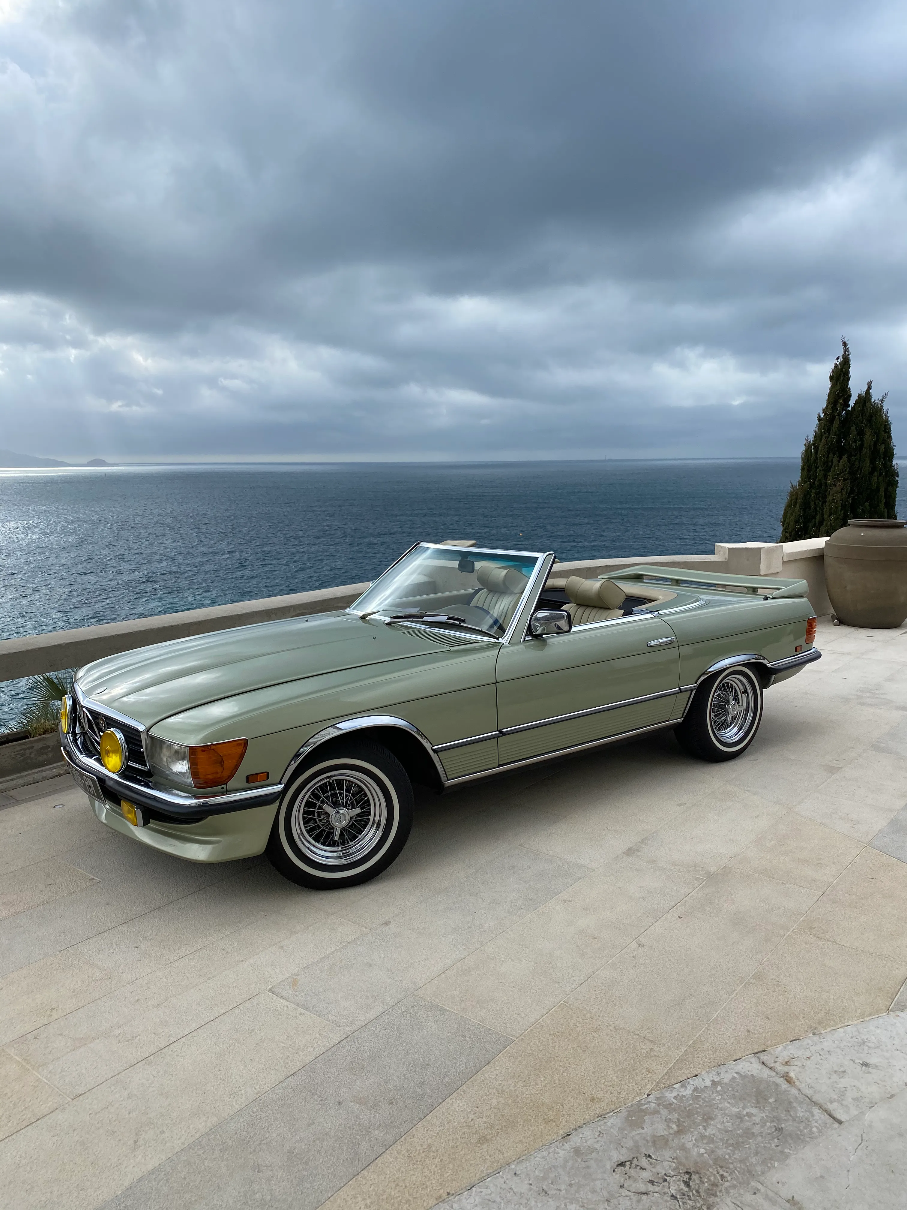 Mercedes SL 280 – cabriolet de luxe avec chauffeur, parfait pour mariage, shooting ou événement sur Marseille et sa région. Proposé par Du Rêve à la Réalité pour mariage, anniversaire, clip, shooting et autres événements.