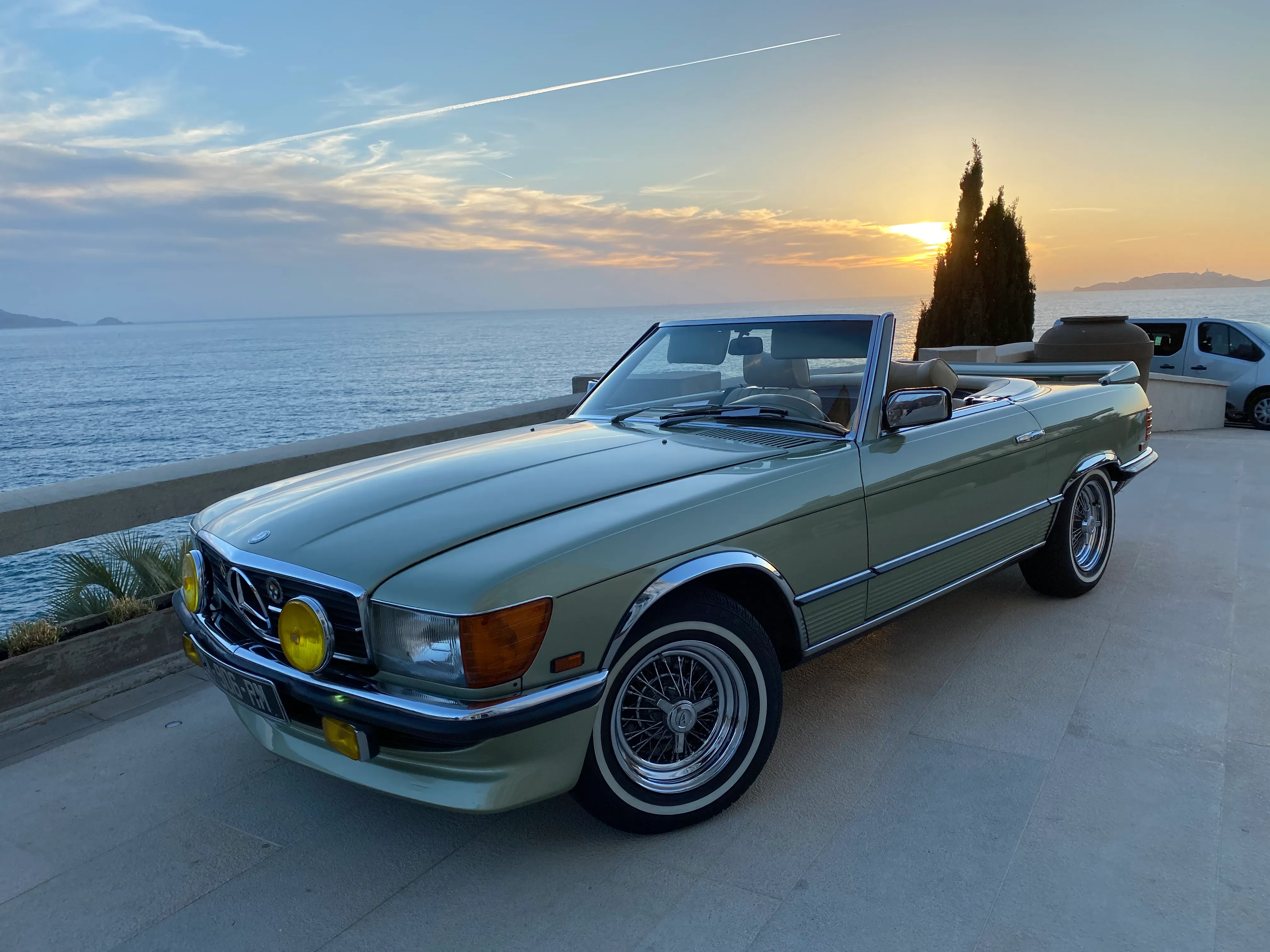 Mercedes SL 280 – cabriolet de luxe avec chauffeur, parfait pour mariage, shooting ou événement sur Marseille et sa région. Proposé par Du Rêve à la Réalité pour mariage, anniversaire, clip, shooting et autres événements.