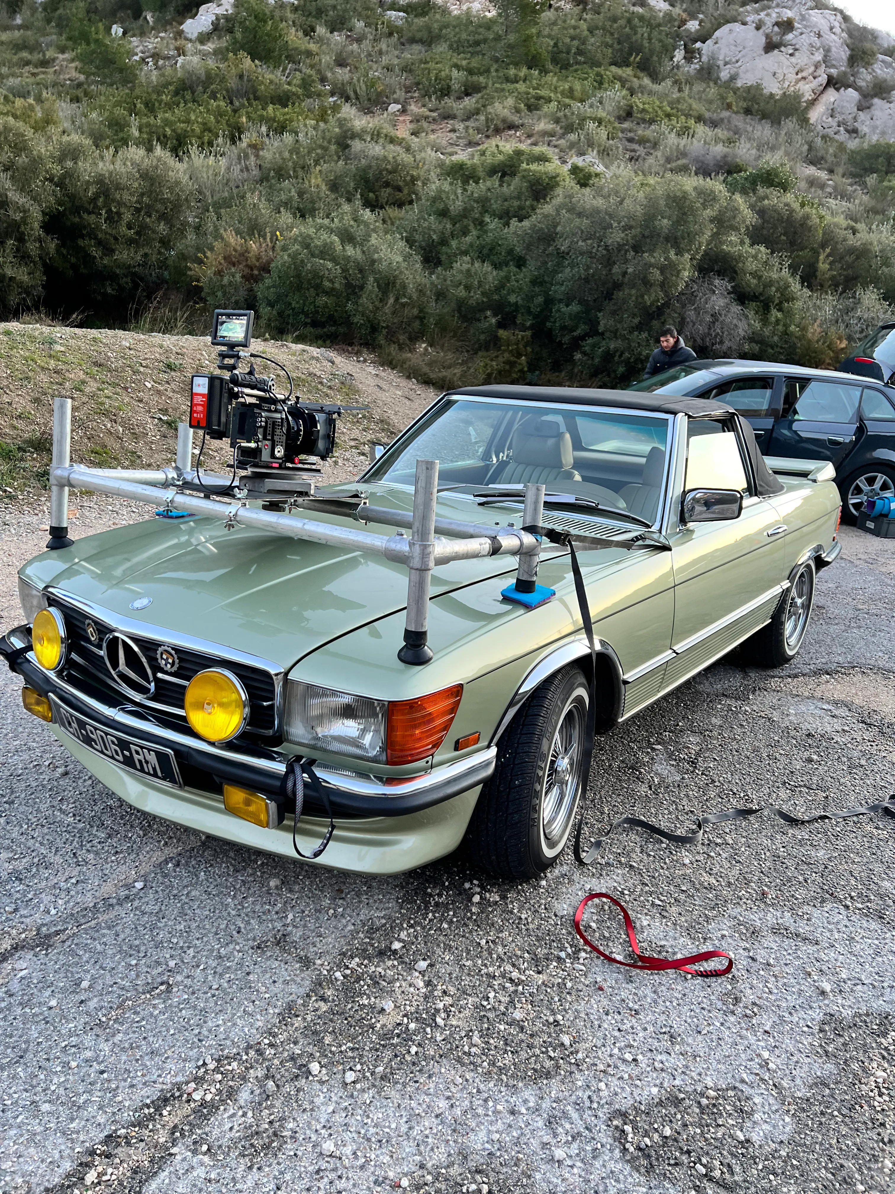 Mercedes SL 280 – cabriolet de luxe avec chauffeur, parfait pour mariage, shooting ou événement sur Marseille et sa région. Proposé par Du Rêve à la Réalité pour mariage, anniversaire, clip, shooting et autres événements.