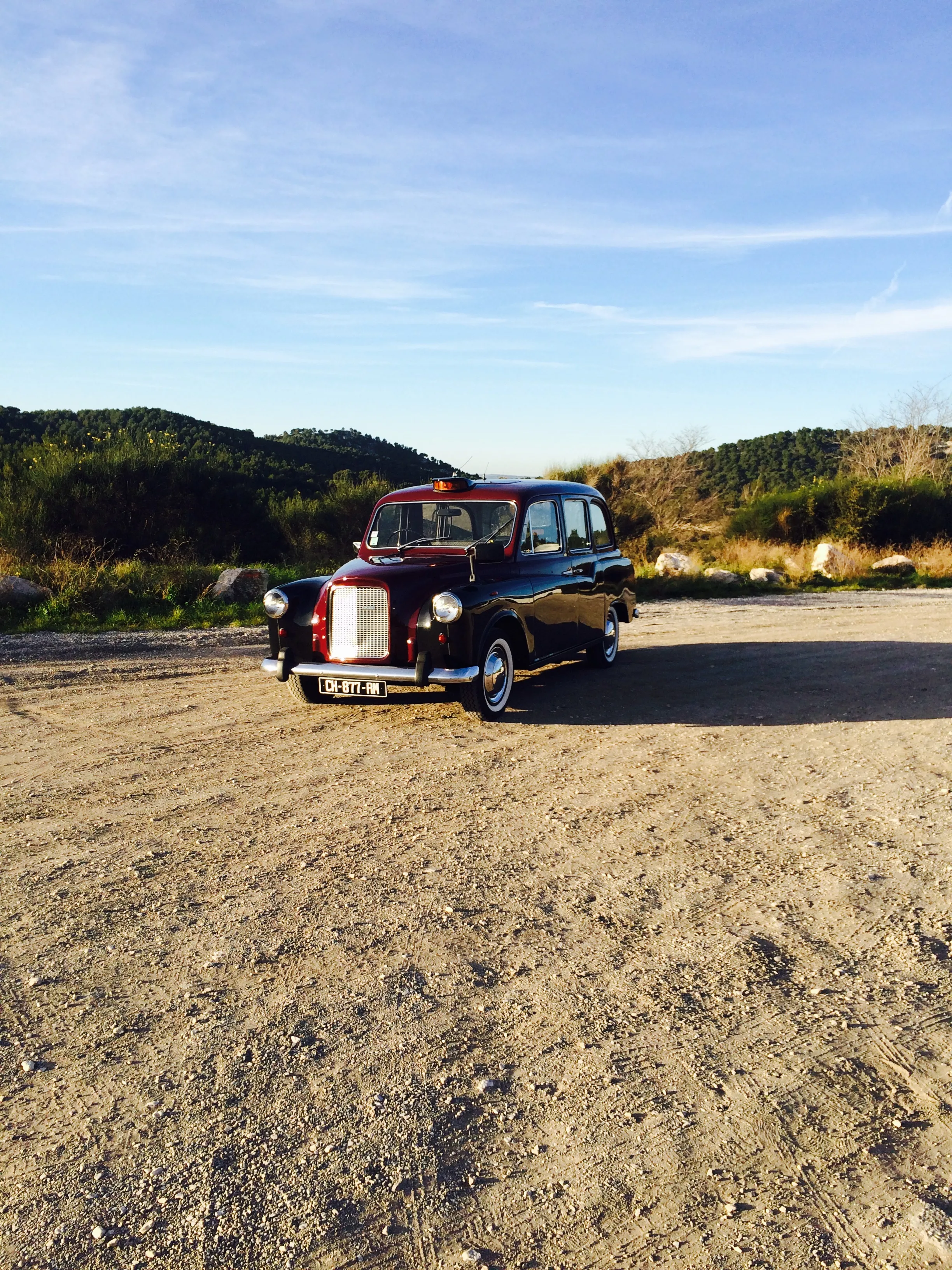 Taxi anglais de 1975 – voiture vintage unique à louer avec chauffeur pour mariage ou shooting à Marseille. proposé par Du Rêve à la Réalité pour mariage, anniversaire, clip, shooting et autres événements.