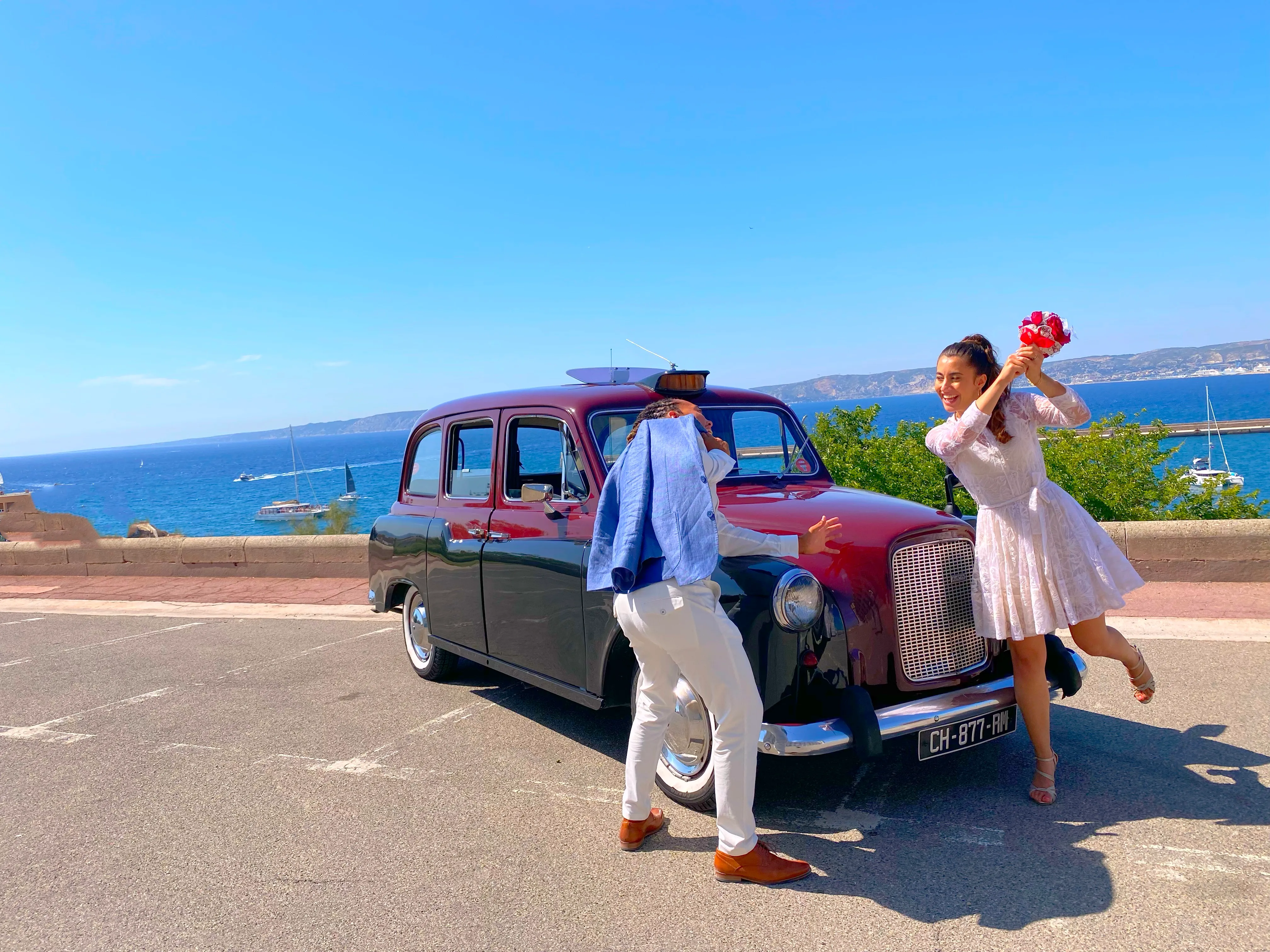 Taxi anglais de 1975 – voiture vintage unique à louer avec chauffeur pour mariage ou shooting à Marseille. proposé par Du Rêve à la Réalité pour mariage, anniversaire, clip, shooting et autres événements.