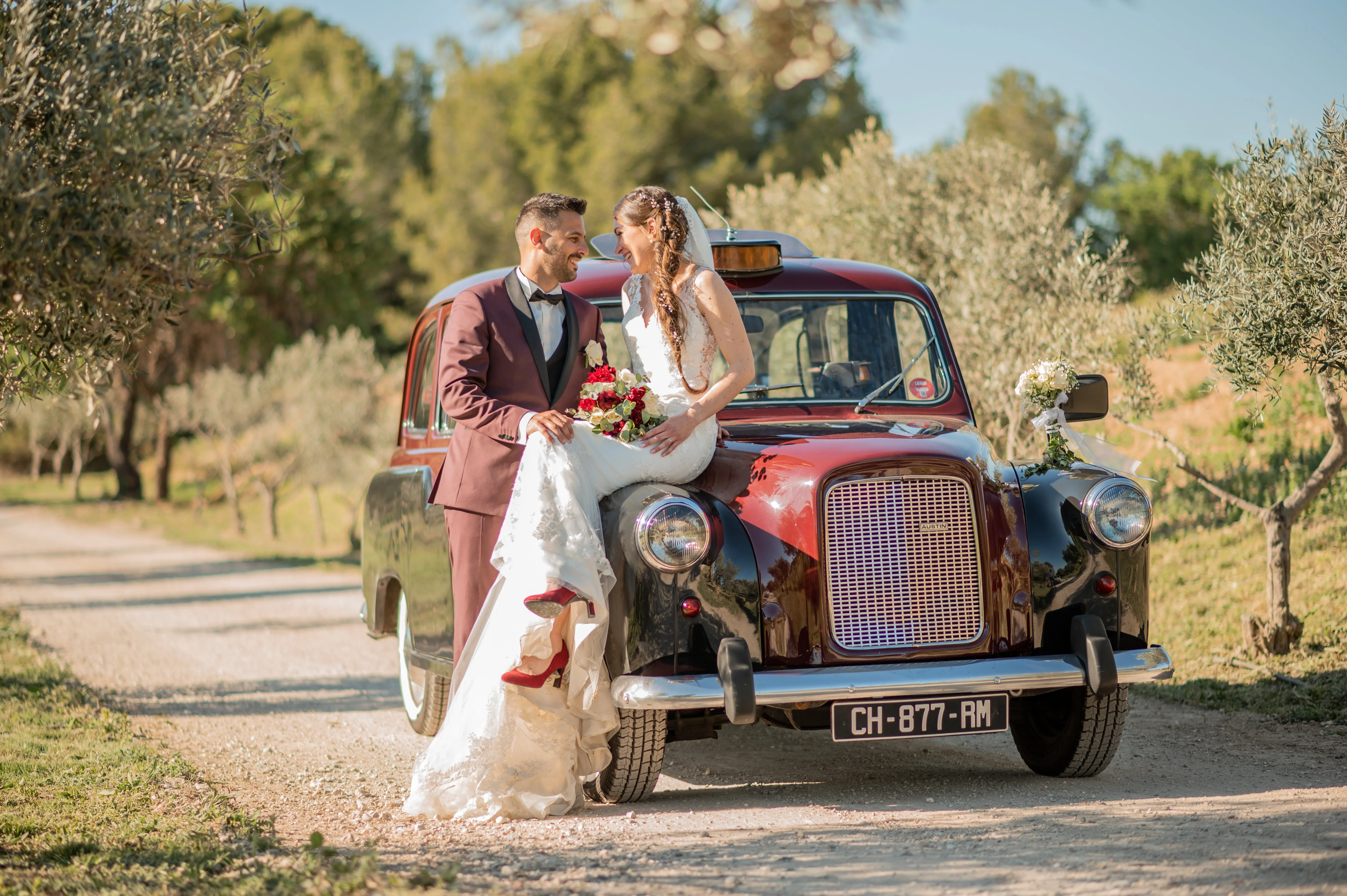 Taxi anglais de 1975 – voiture vintage unique à louer avec chauffeur pour mariage ou shooting à Marseille. proposé par Du Rêve à la Réalité pour mariage, anniversaire, clip, shooting et autres événements.