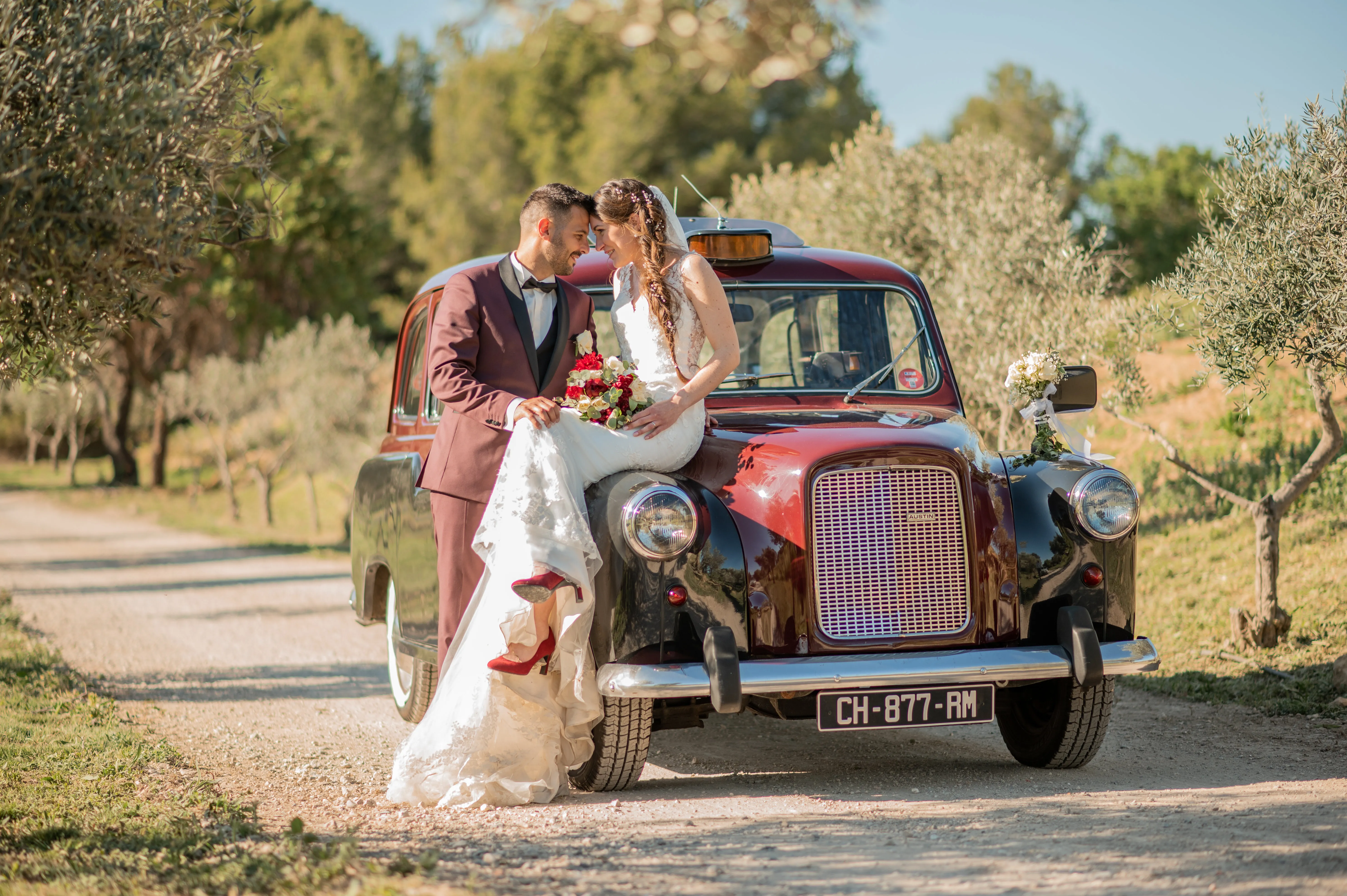 Taxi anglais de 1975 – voiture vintage unique à louer avec chauffeur pour mariage ou shooting à Marseille. proposé par Du Rêve à la Réalité pour mariage, anniversaire, clip, shooting et autres événements.