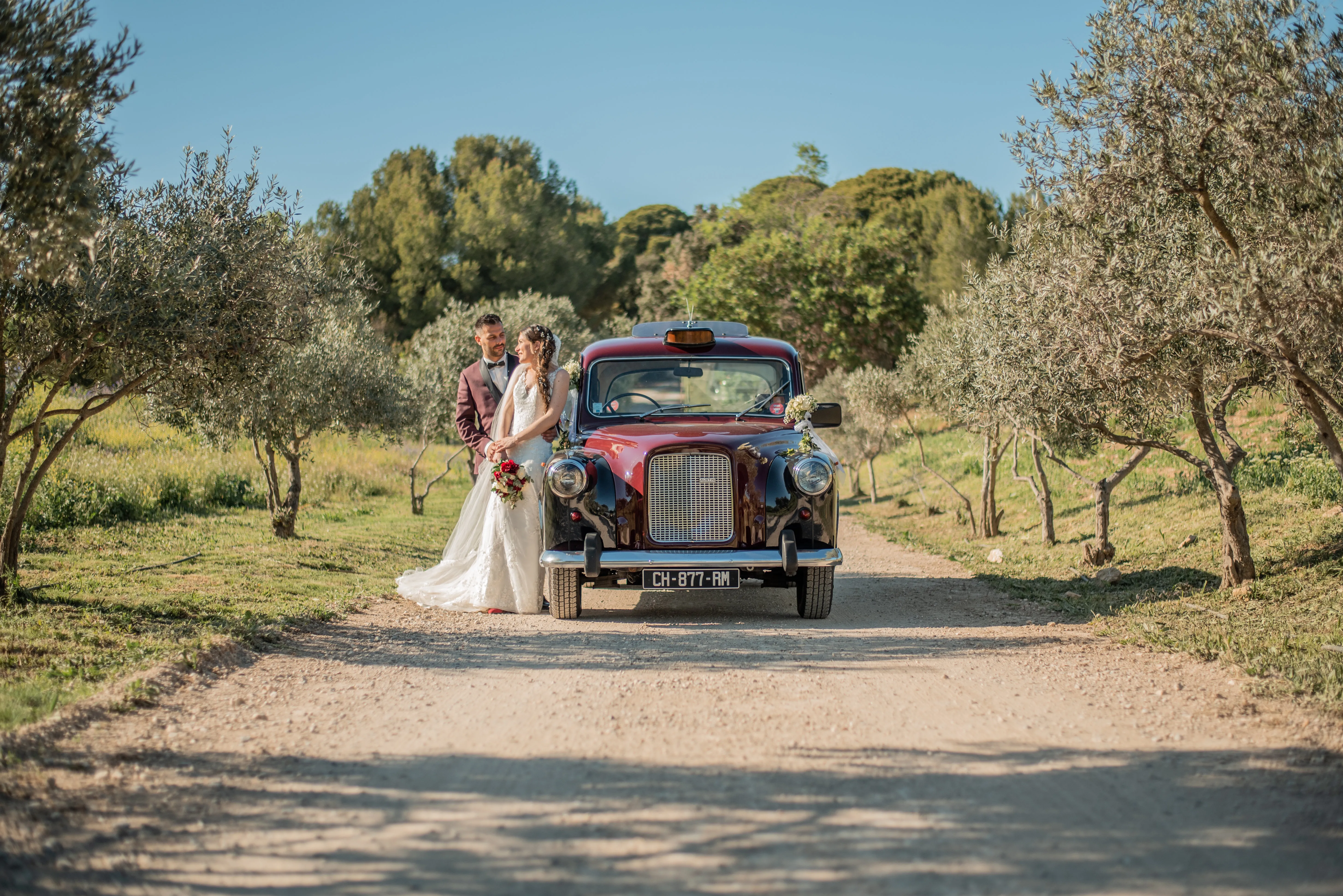 Taxi anglais de 1975 – voiture vintage unique à louer avec chauffeur pour mariage ou shooting à Marseille. proposé par Du Rêve à la Réalité pour mariage, anniversaire, clip, shooting et autres événements.