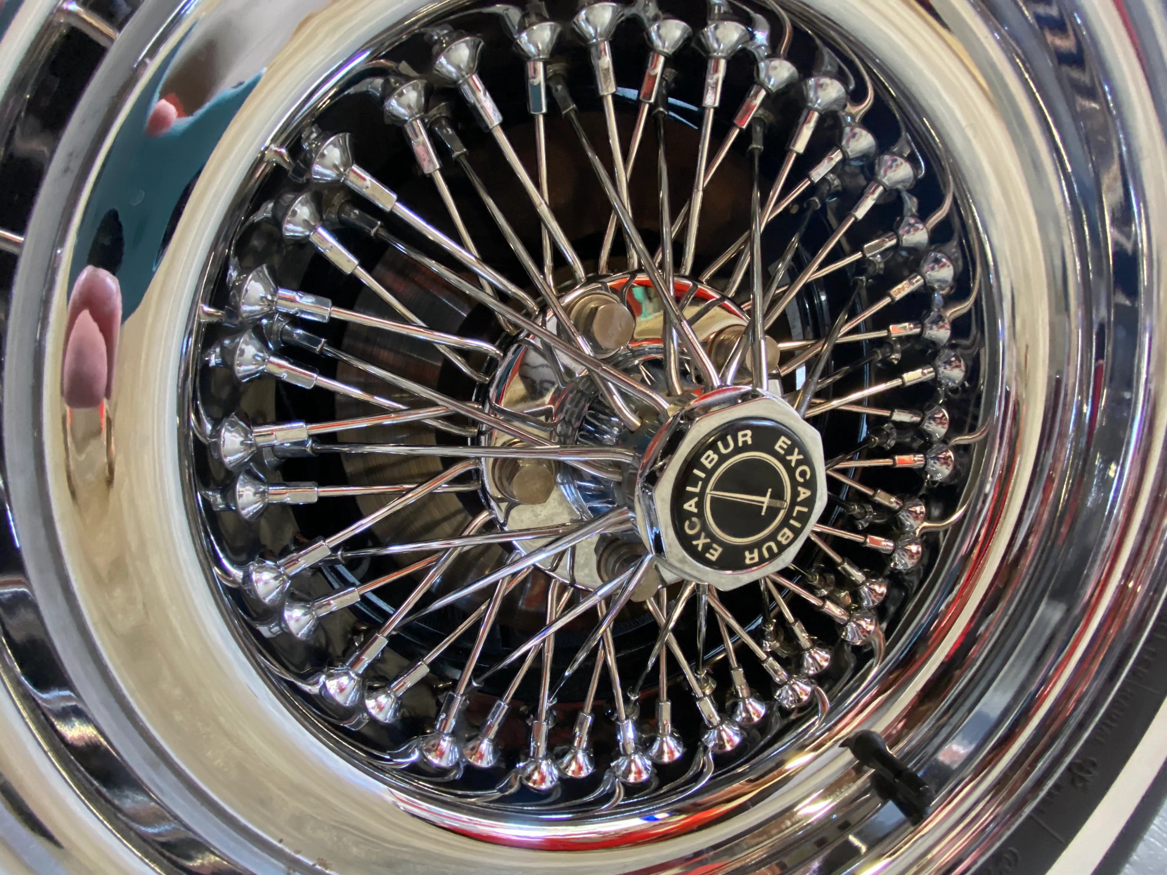 Excalibur Phaéthon 4 20th – voiture de luxe rétro idéale pour mariage, cinéma ou événement haut de gamme à Marseille. proposée par Du Rêve à la Réalité pour mariage, anniversaire, clip, shooting et autres événements.