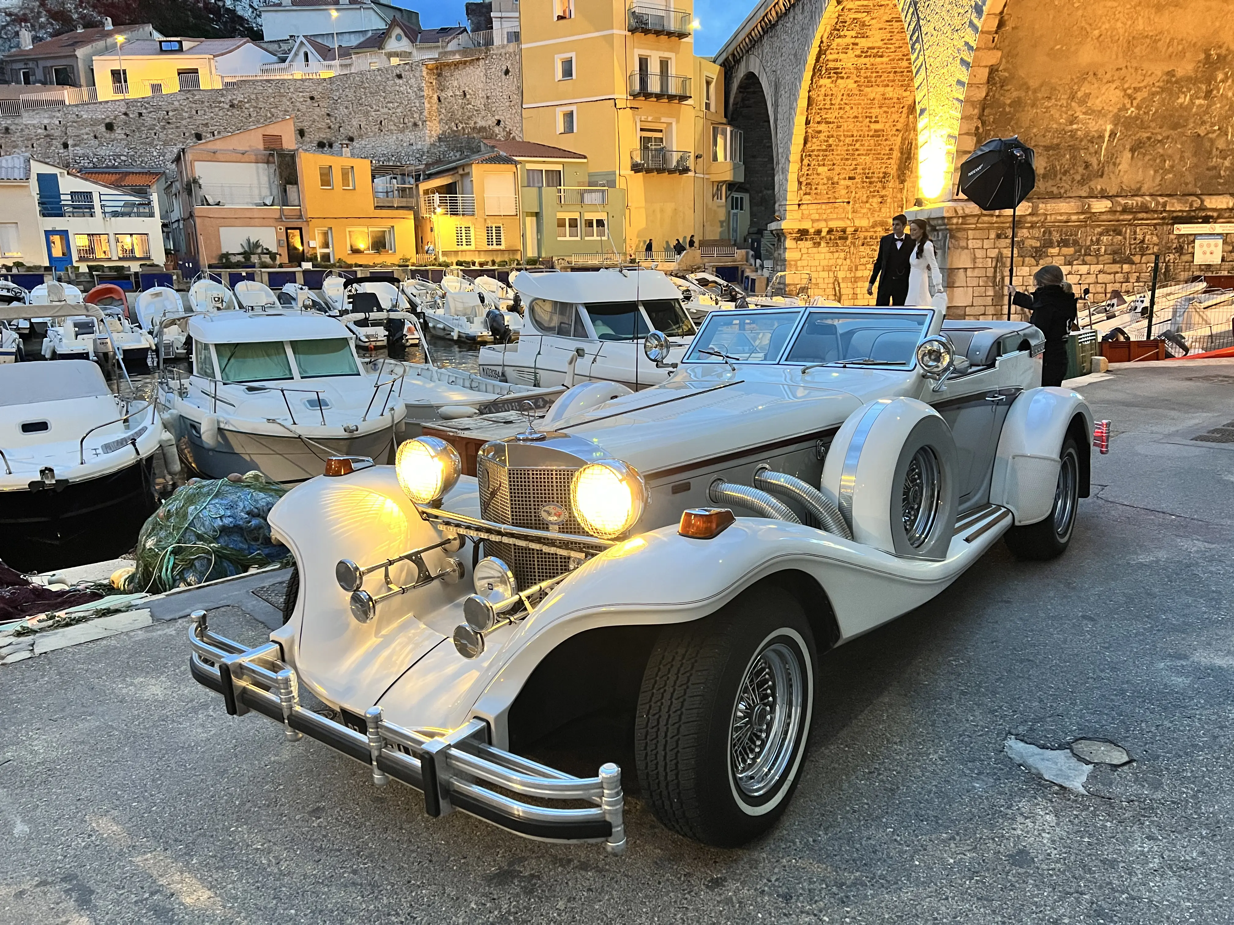 Excalibur Phaéthon 4 20th – voiture de luxe rétro idéale pour mariage, cinéma ou événement haut de gamme à Marseille. proposée par Du Rêve à la Réalité pour mariage, anniversaire, clip, shooting et autres événements.