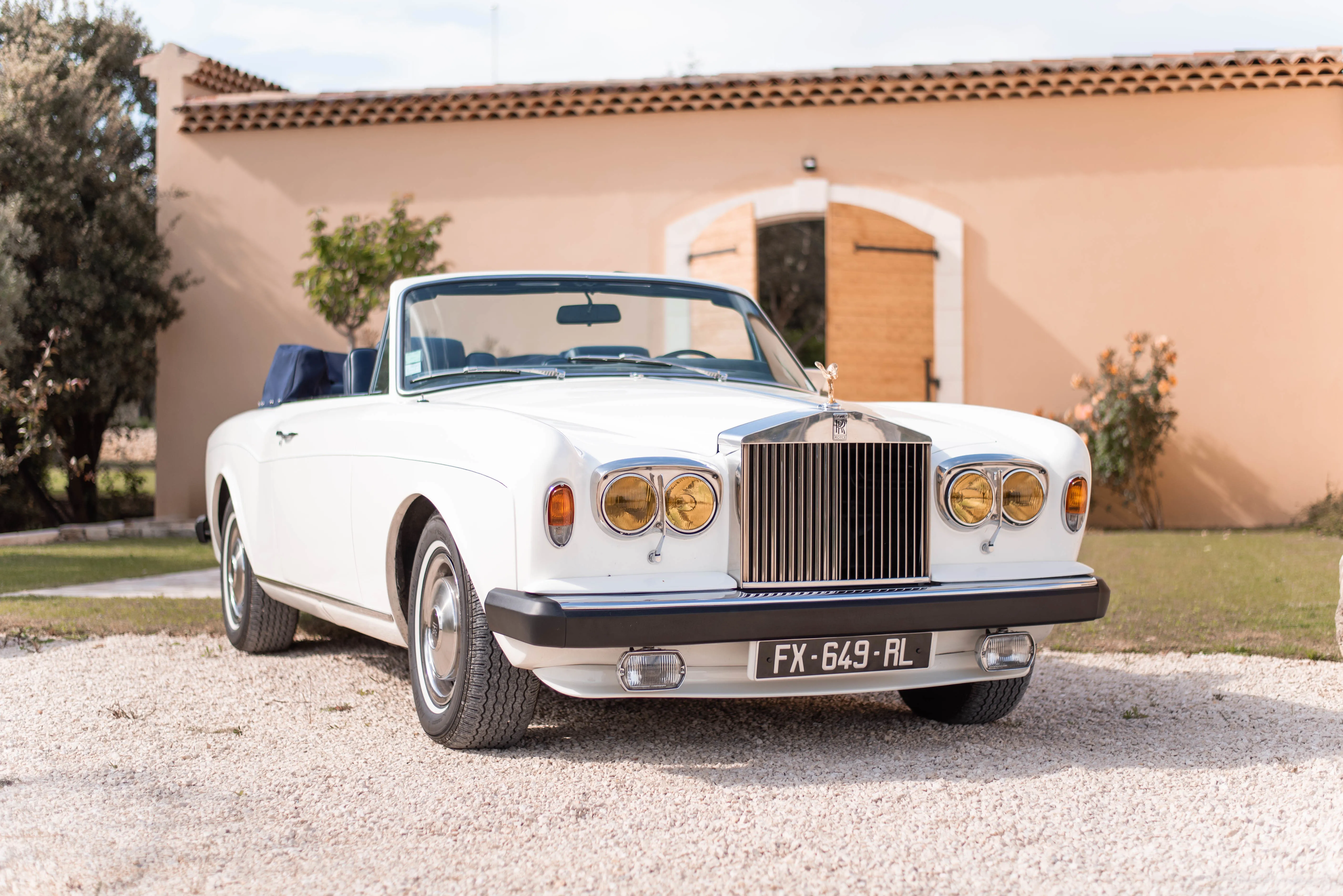 Rolls Royce Corniche 1980 – voiture de collection avec chauffeur à Marseille, proposée par Du Rêve à la Réalité pour mariage, anniversaire, clip, shooting et autres événements.