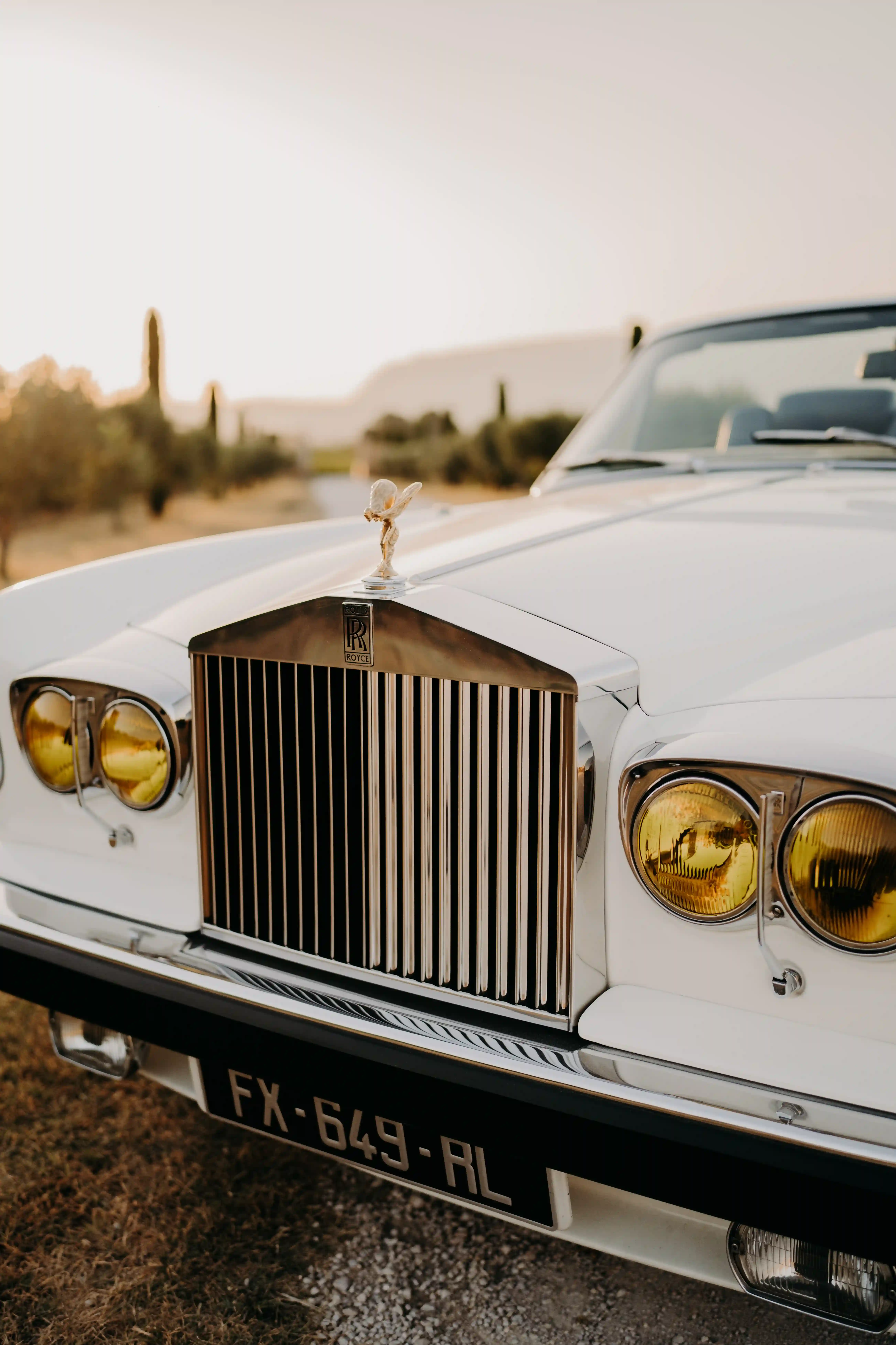 Rolls Royce Corniche 1980 – voiture de collection avec chauffeur à Marseille, proposée par Du Rêve à la Réalité pour mariage, anniversaire, clip, shooting et autres événements.
