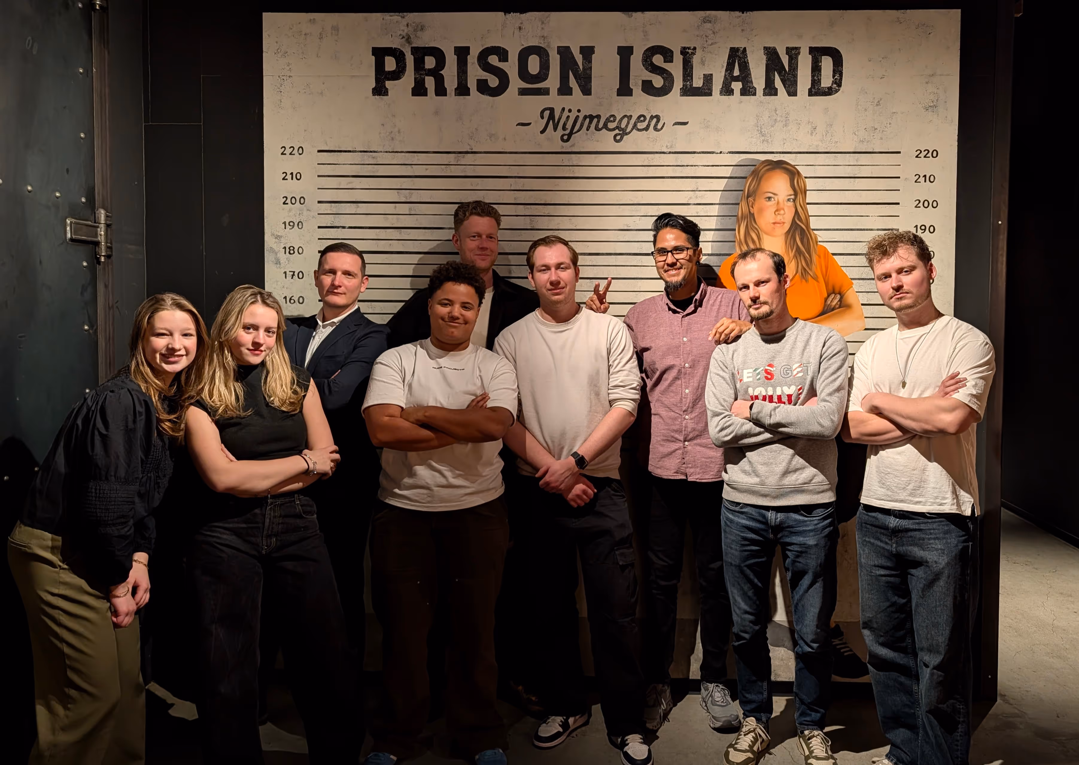 Man in witte t-shirt en blauwe jeans loopt de trap op naast een zwarte container met teksten over kantoren en faciliteiten.