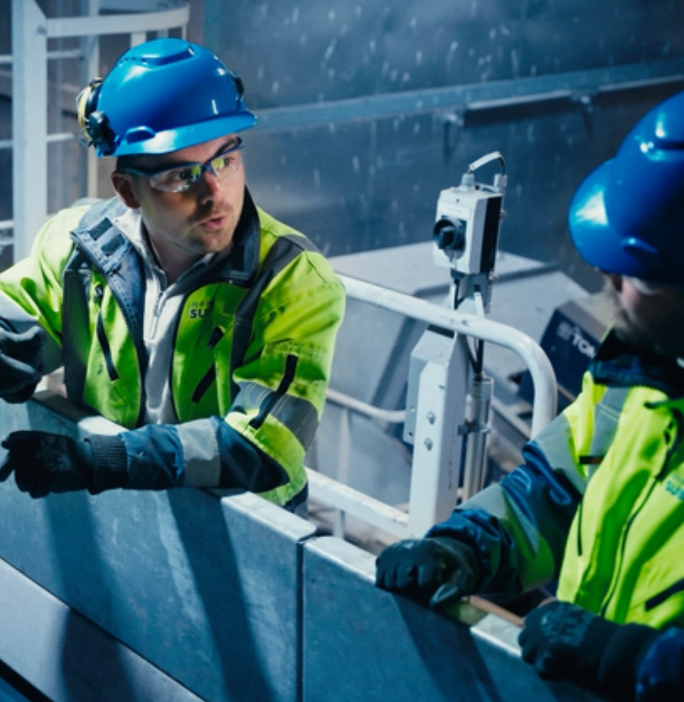 Operators aan het werk in een industriële omgeving