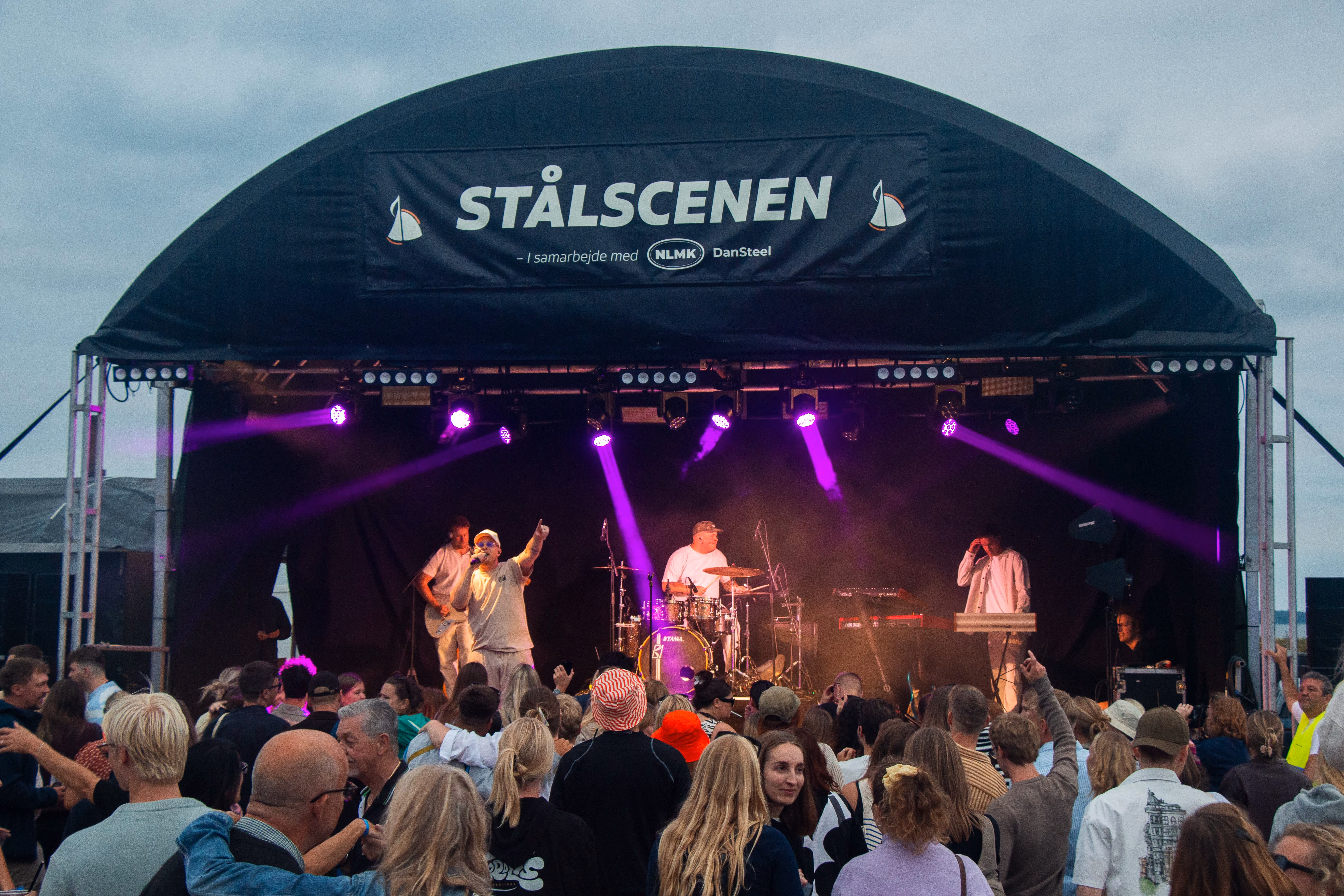 Xander Linnet på Stålscenen under Fjordlys Festival 2025