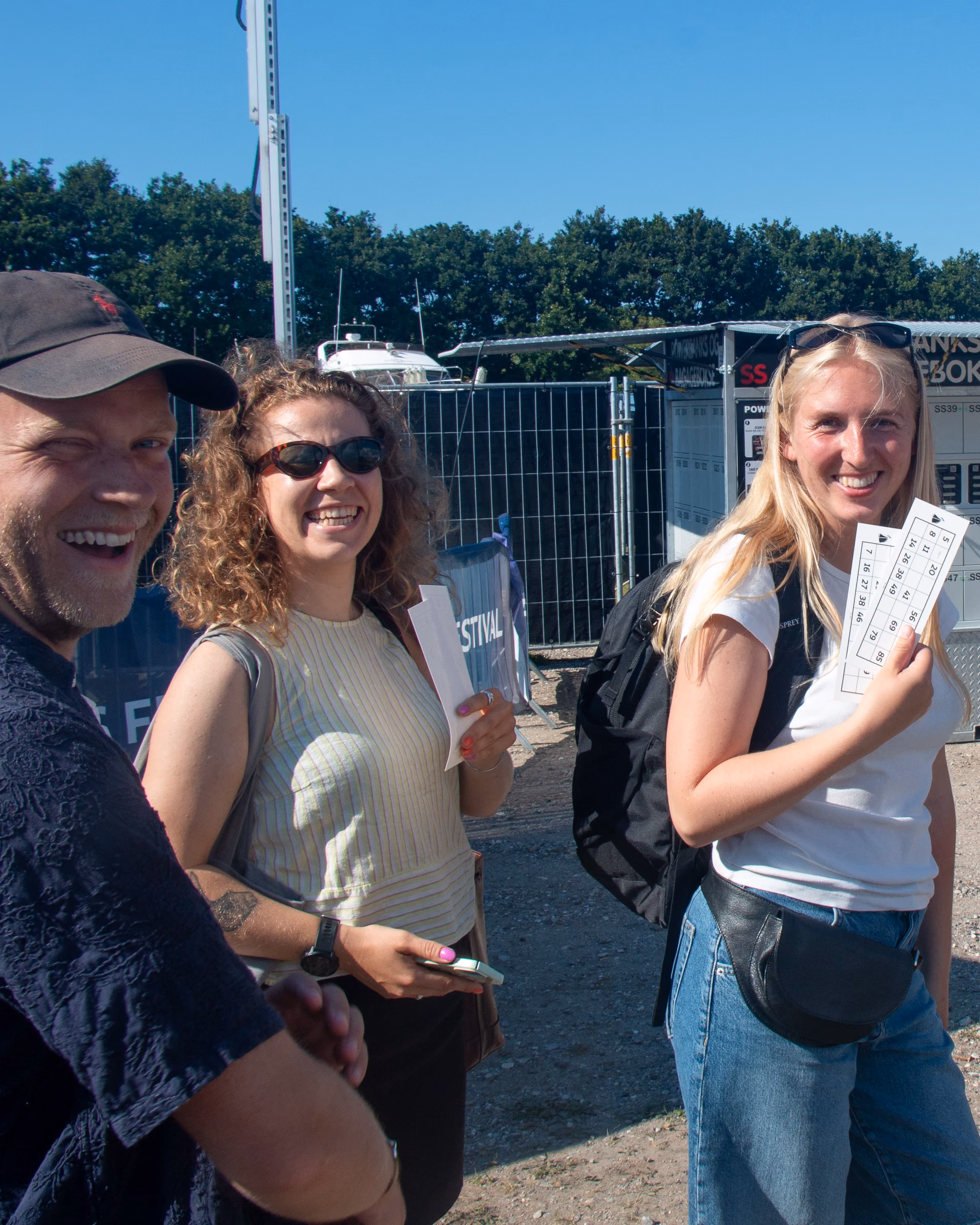 Glade festivalgæster, der er på vej til særarrangementet Rosé&BANKO i sommeren 2025.