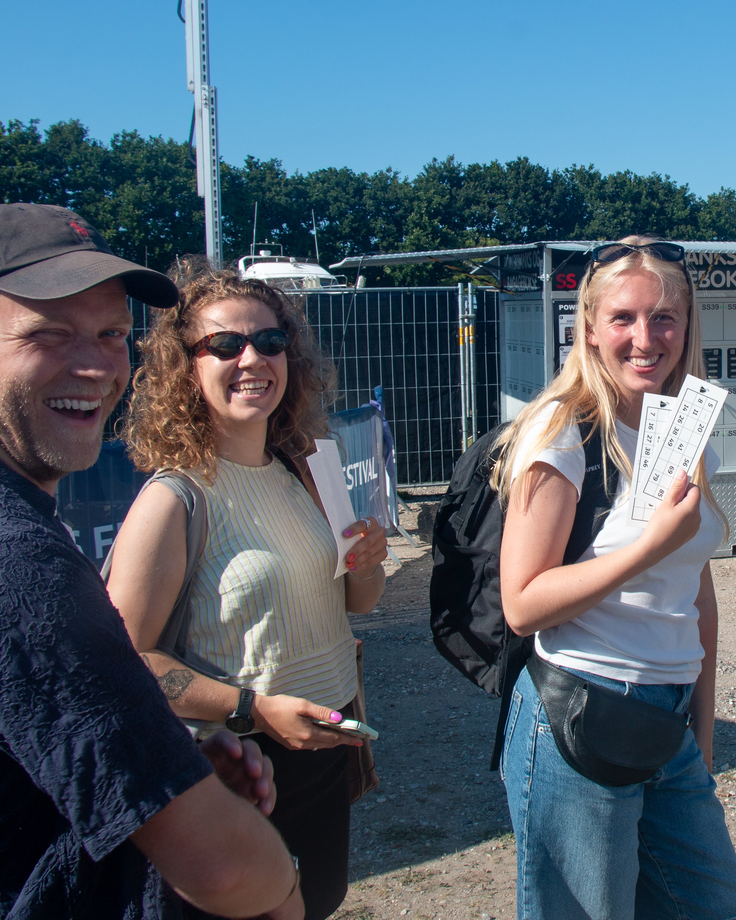 Glade festivalgæster, der er på vej til særarrangementet Rosé&BANKO i sommeren 2025.