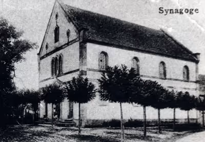 Photo en noir et blanc de la synagogue ancienne