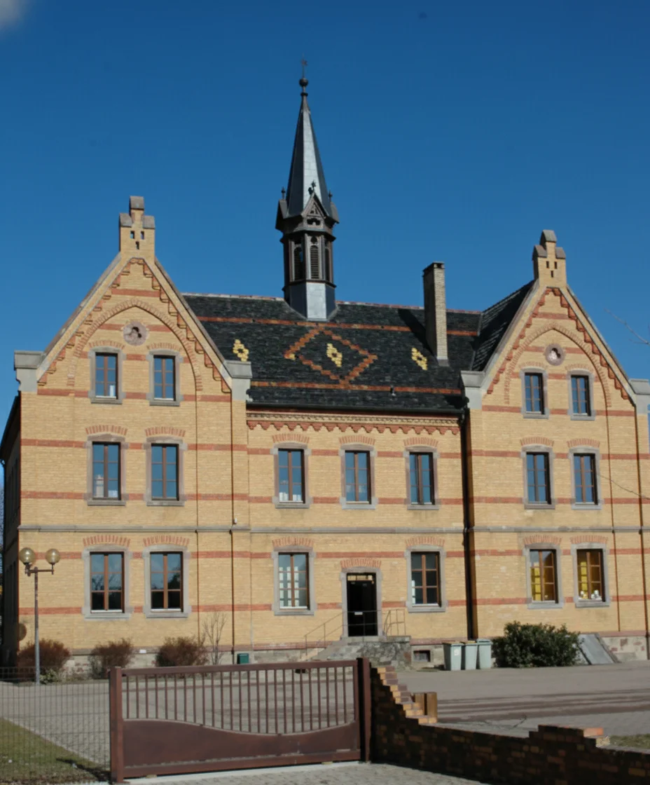 Vue frontrale de la Mairie-école de Mackenheim