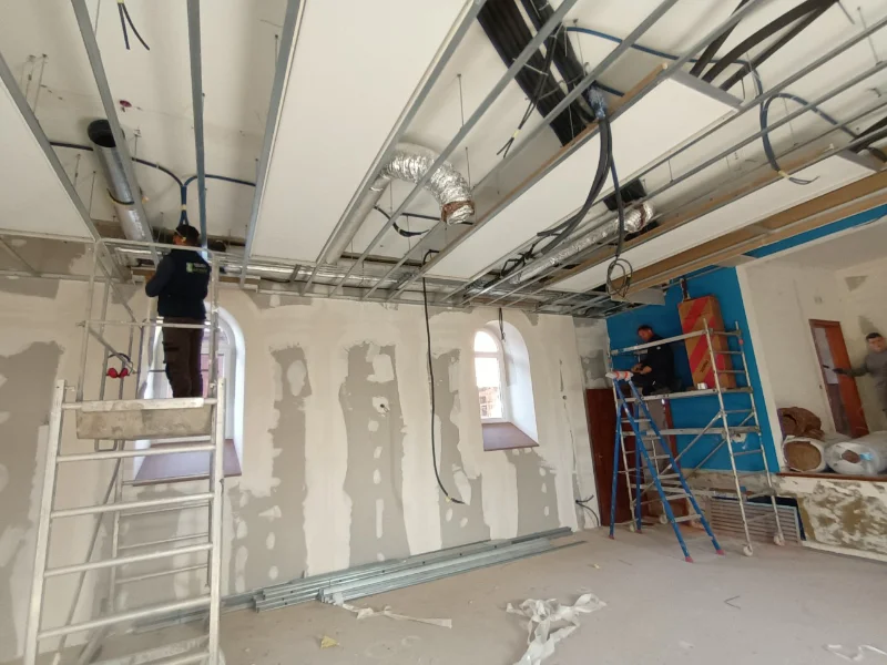 des ouvriers en train de travailler sur l'isolation de MJC