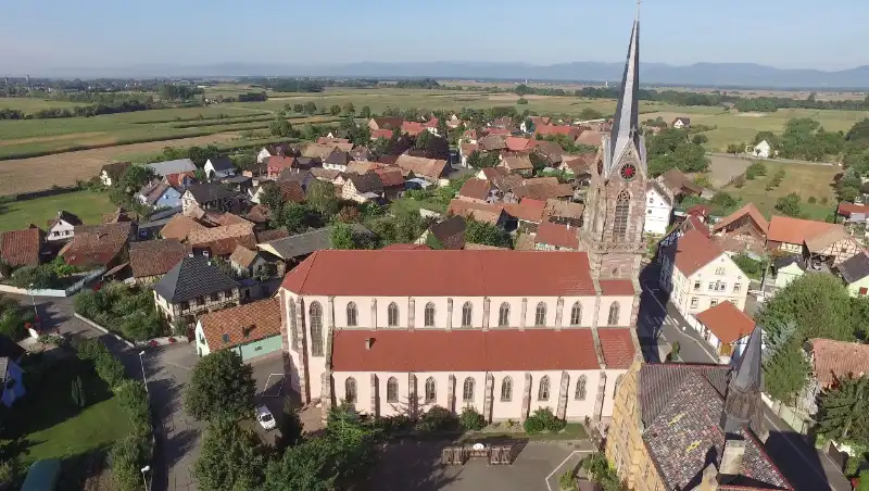 vue du ciel avec drone l'église de Mackenheim