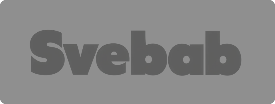 Svebab logo i mørk tekst på grå bakgrunn.