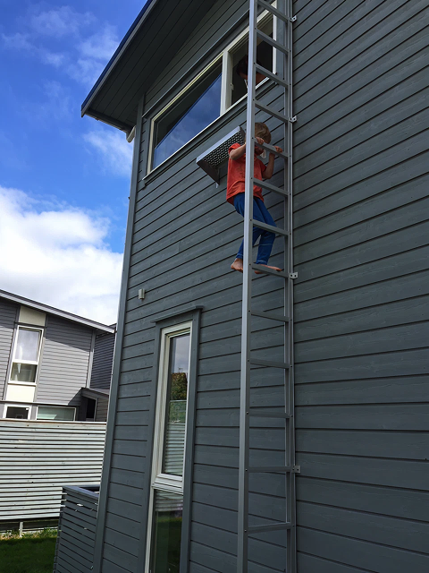 To brannsikrere i gul jakke med navnet thermax på